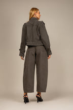 Calça barrel jeans verde militar