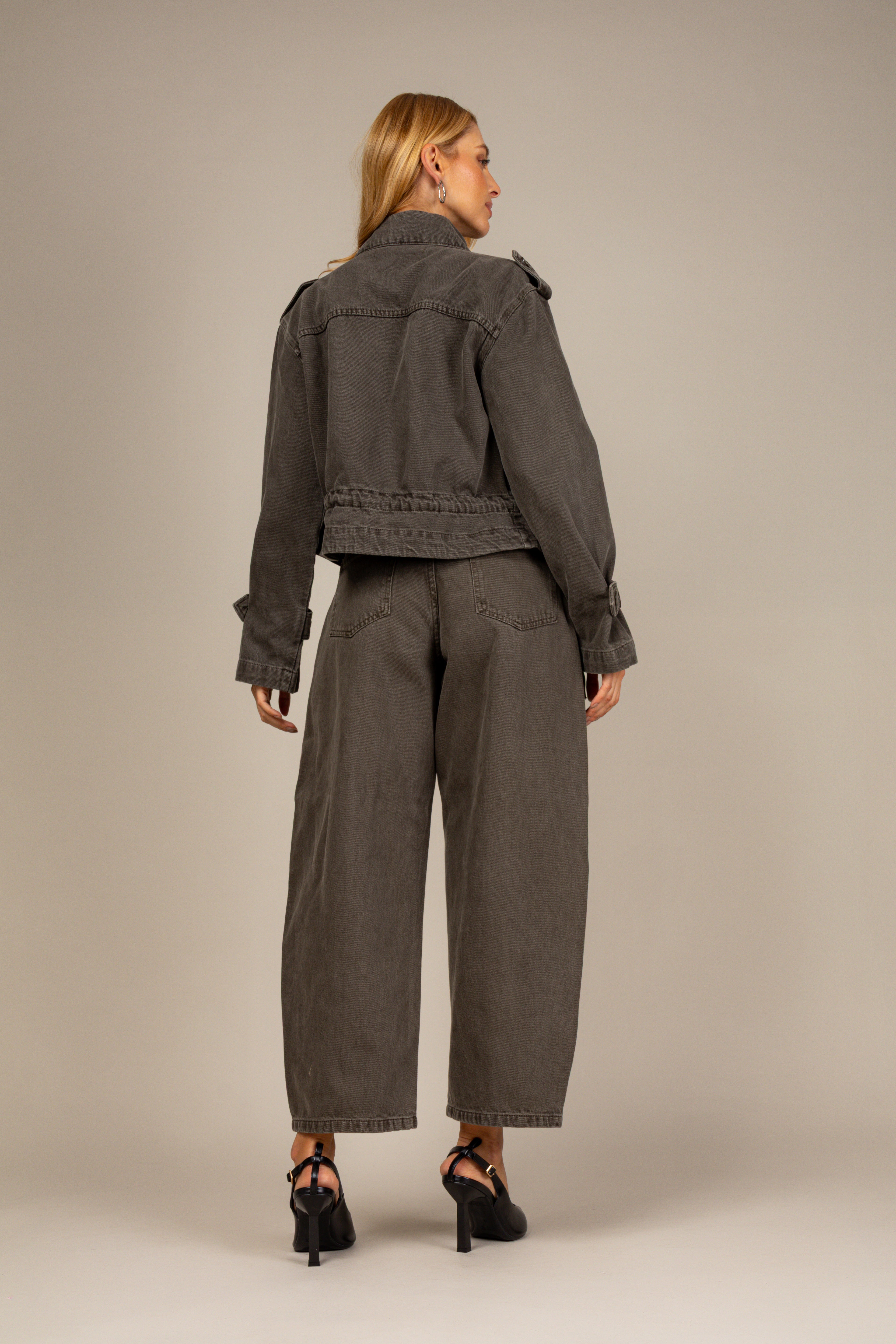 Calça barrel jeans verde militar