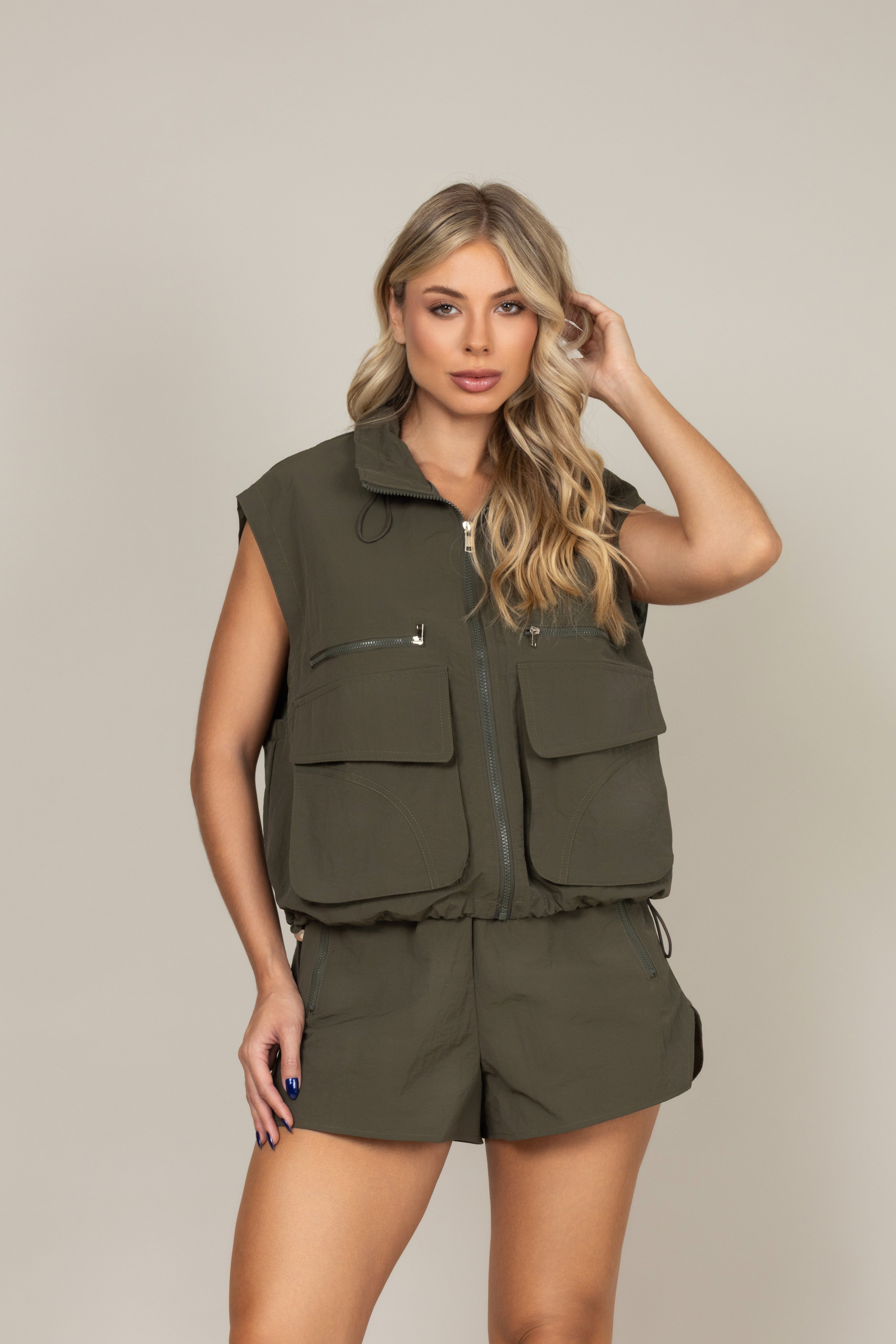 Conjunto de colete cargo e shorts