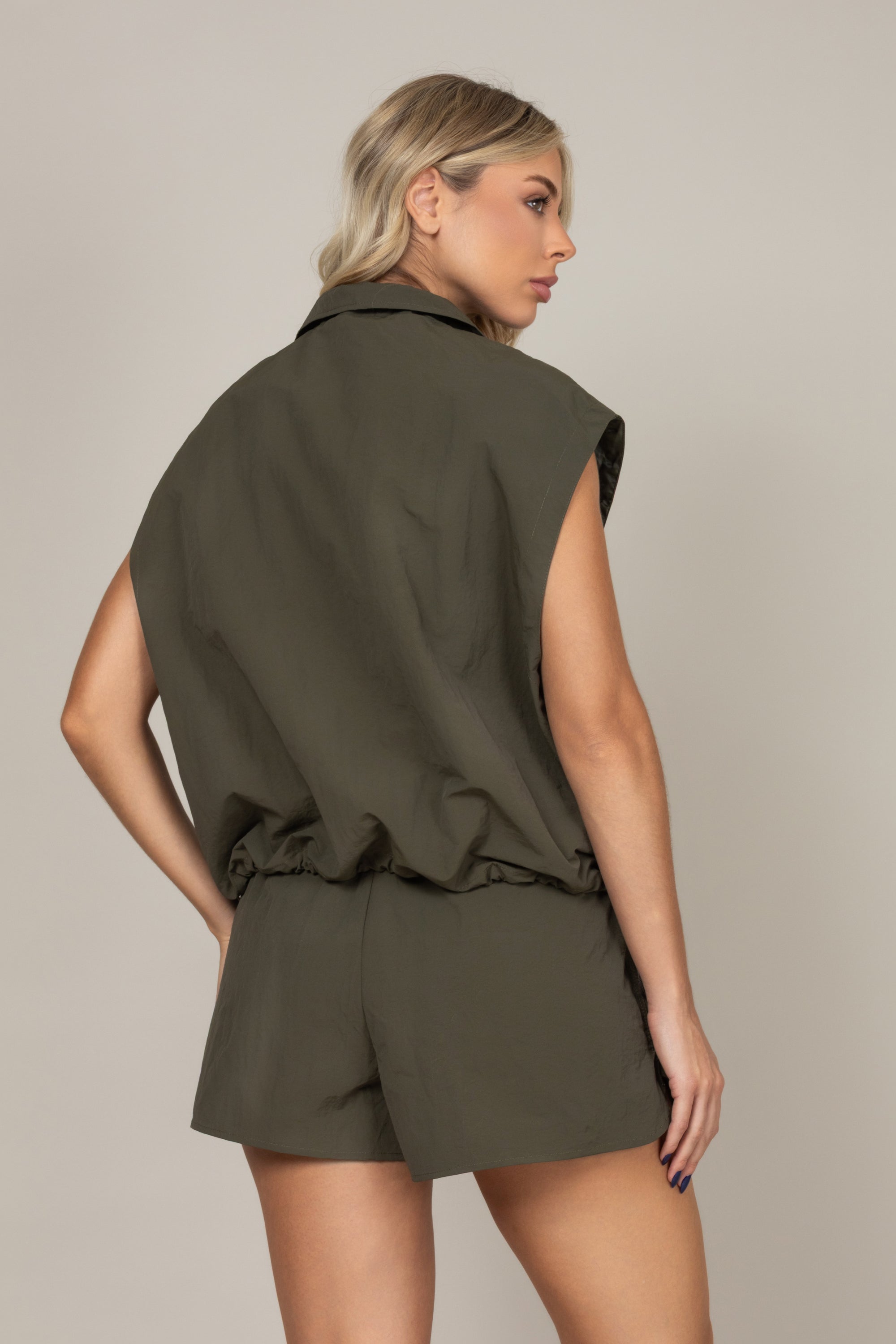 Conjunto de colete cargo e shorts