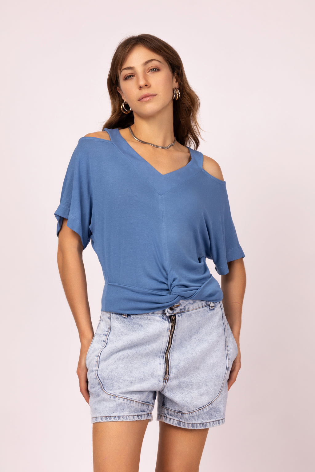 Blusa com recortes no ombro