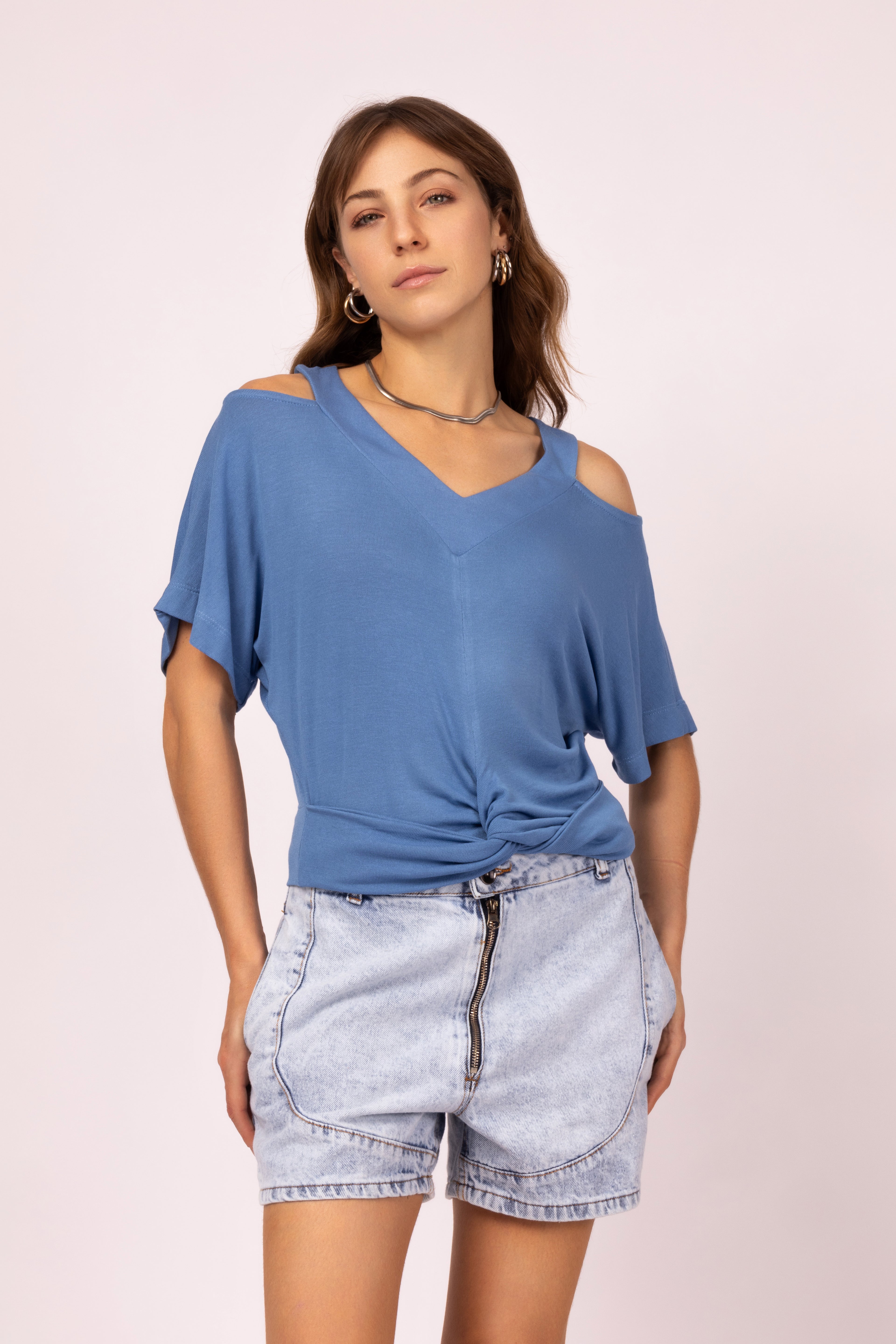 Blusa com recortes no ombro
