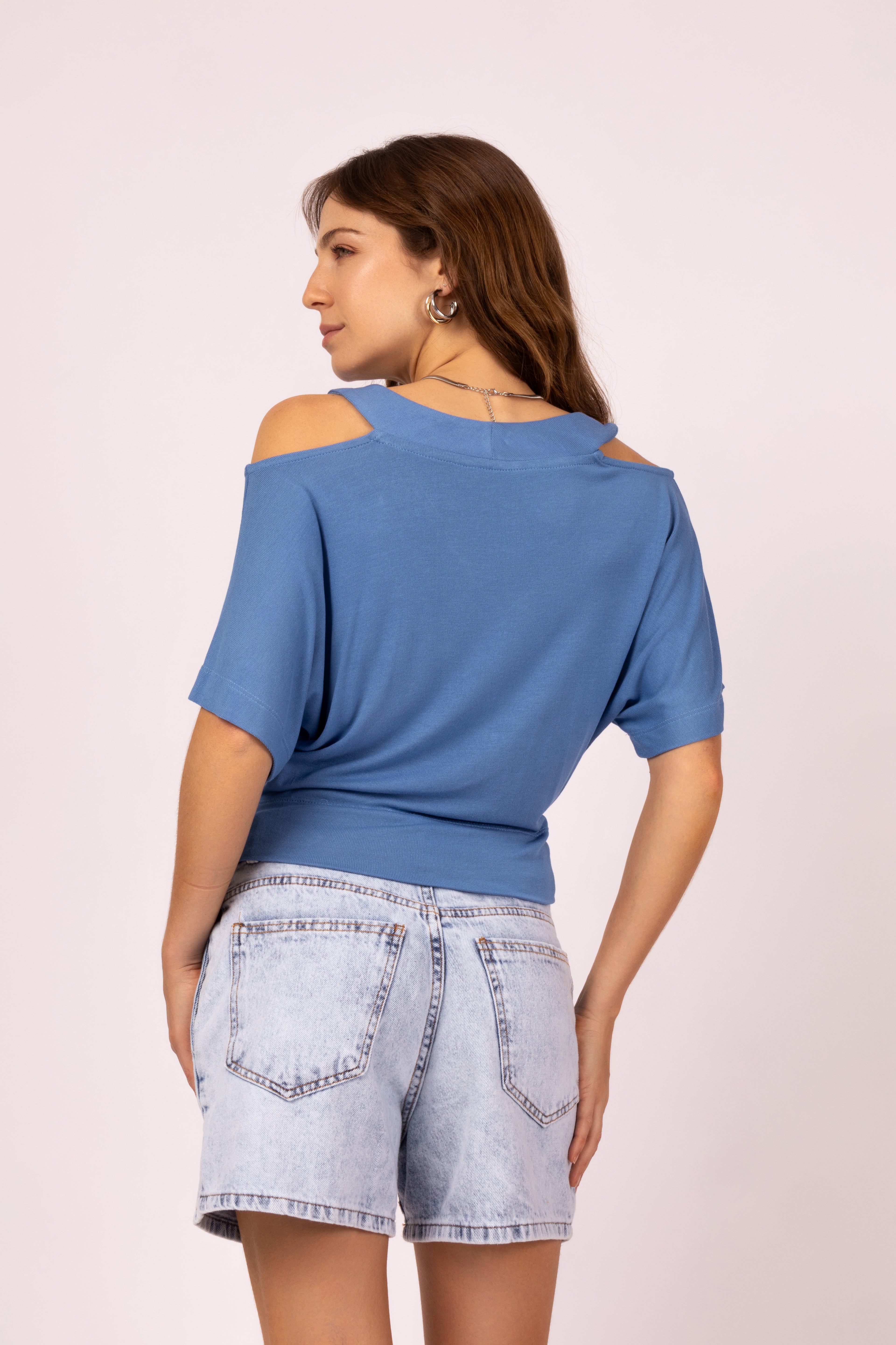 Blusa com recortes no ombro