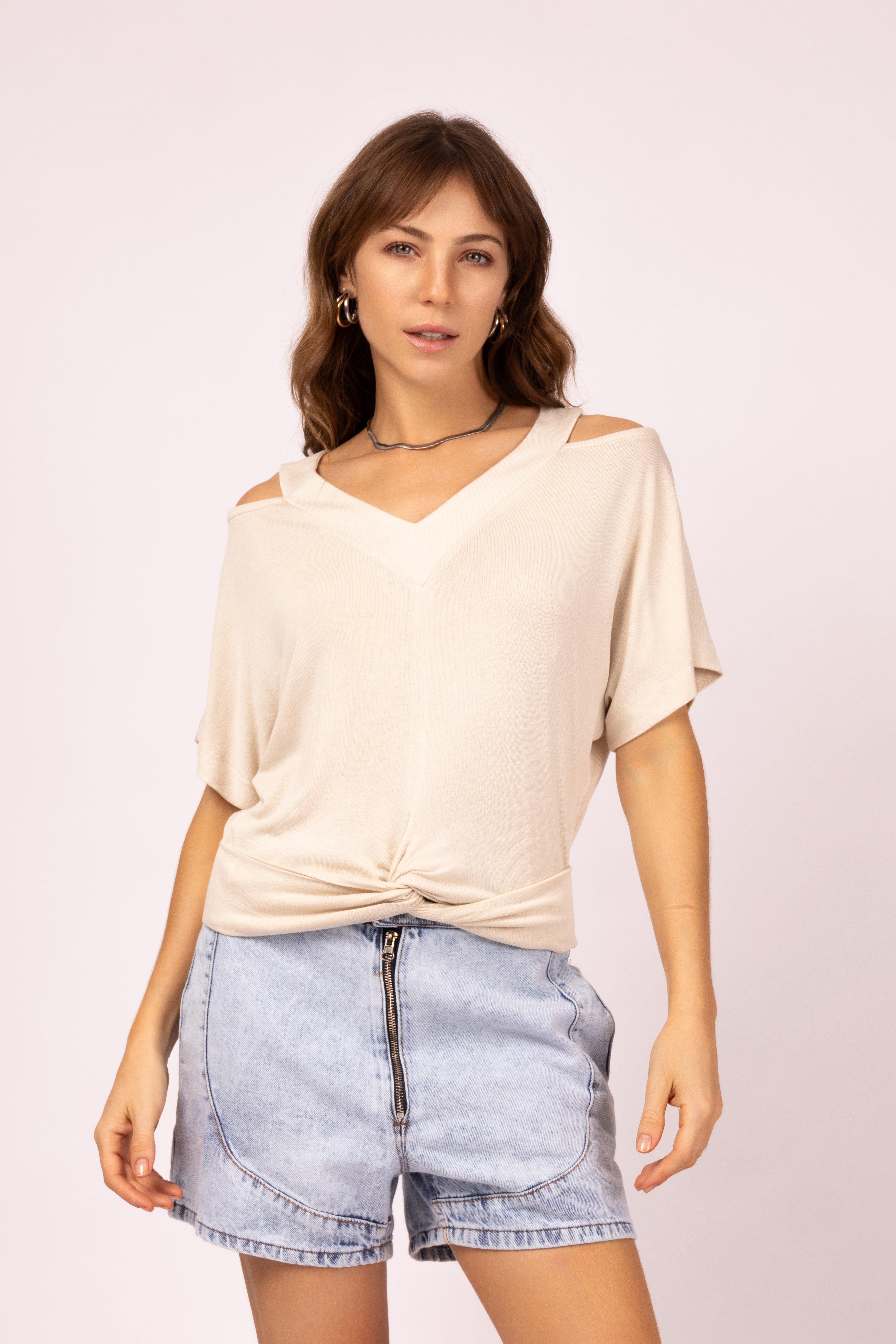 Blusa com recortes no ombro