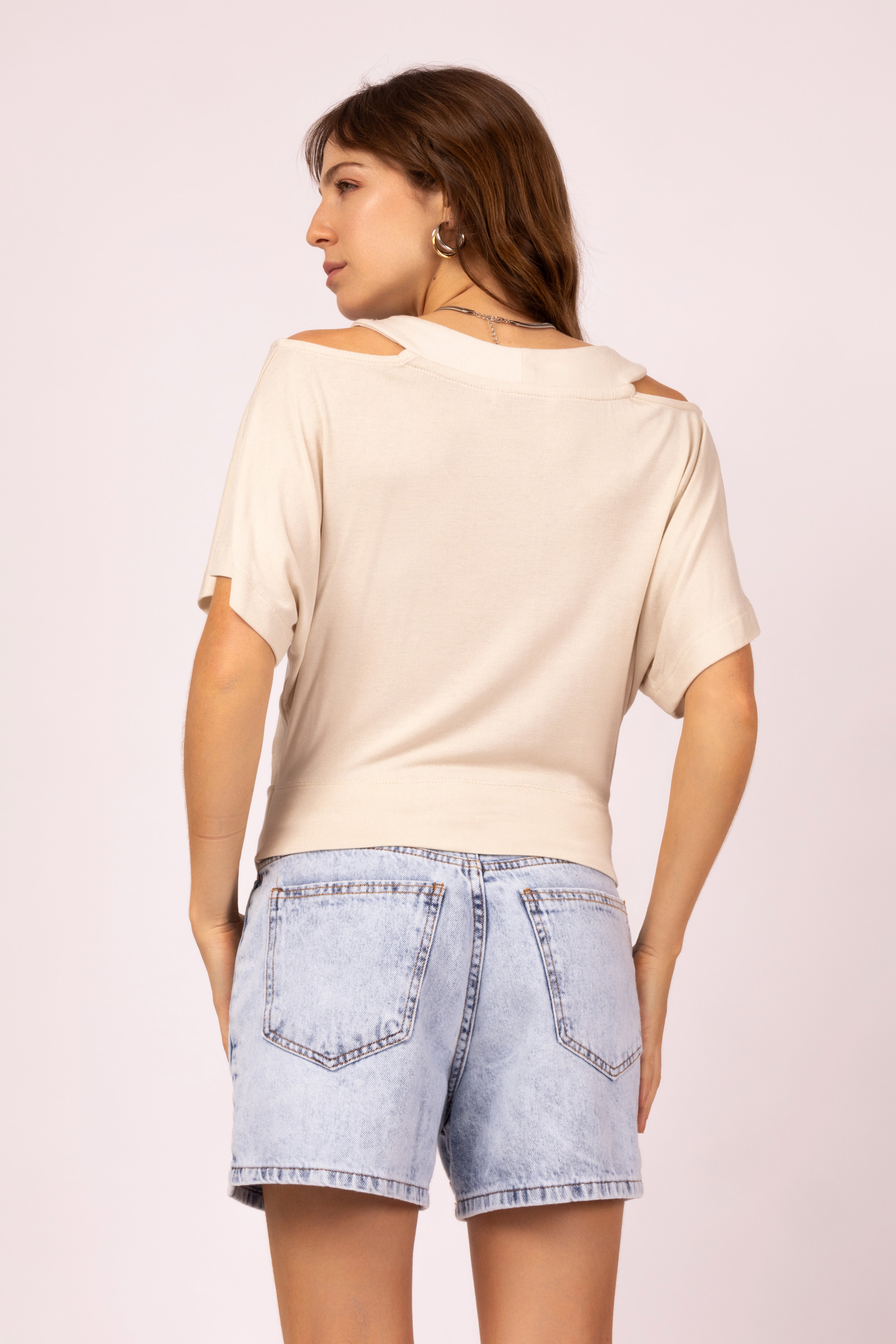 Blusa com recortes no ombro