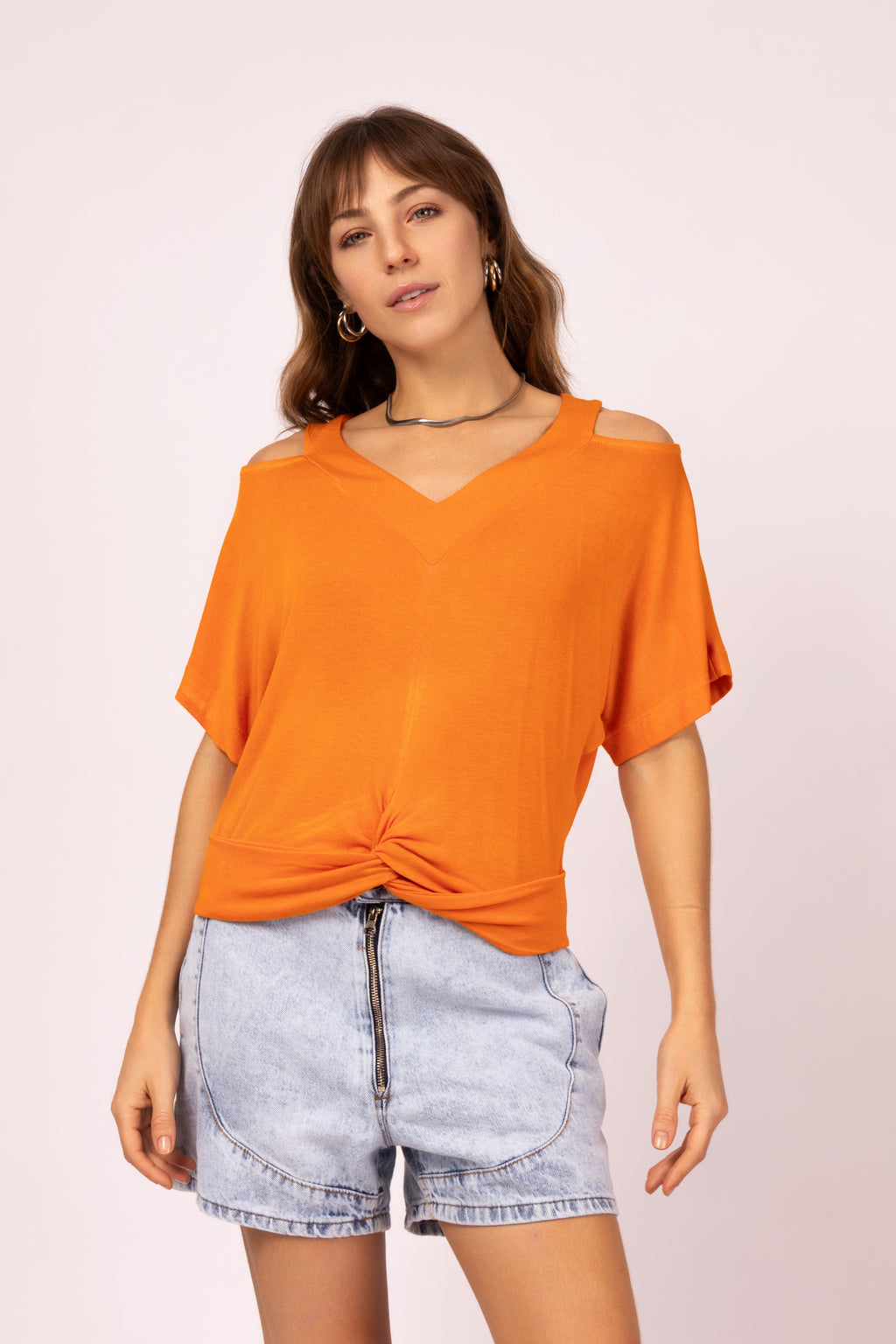 Blusa com recortes no ombro
