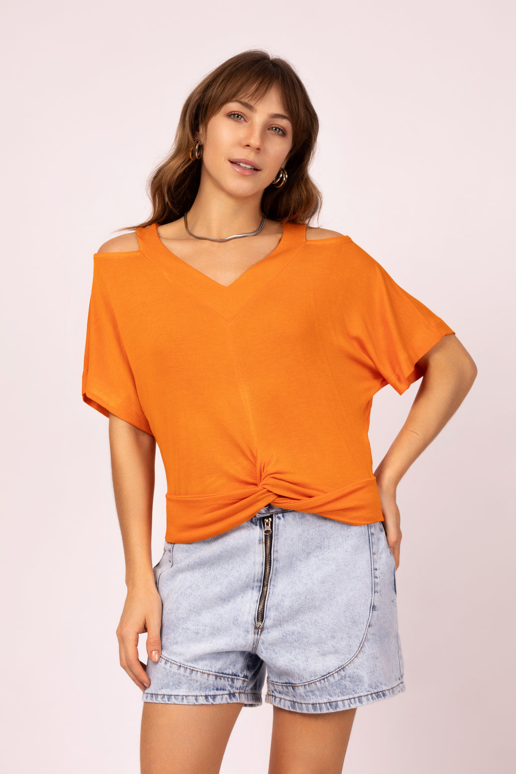 Blusa com recortes no ombro