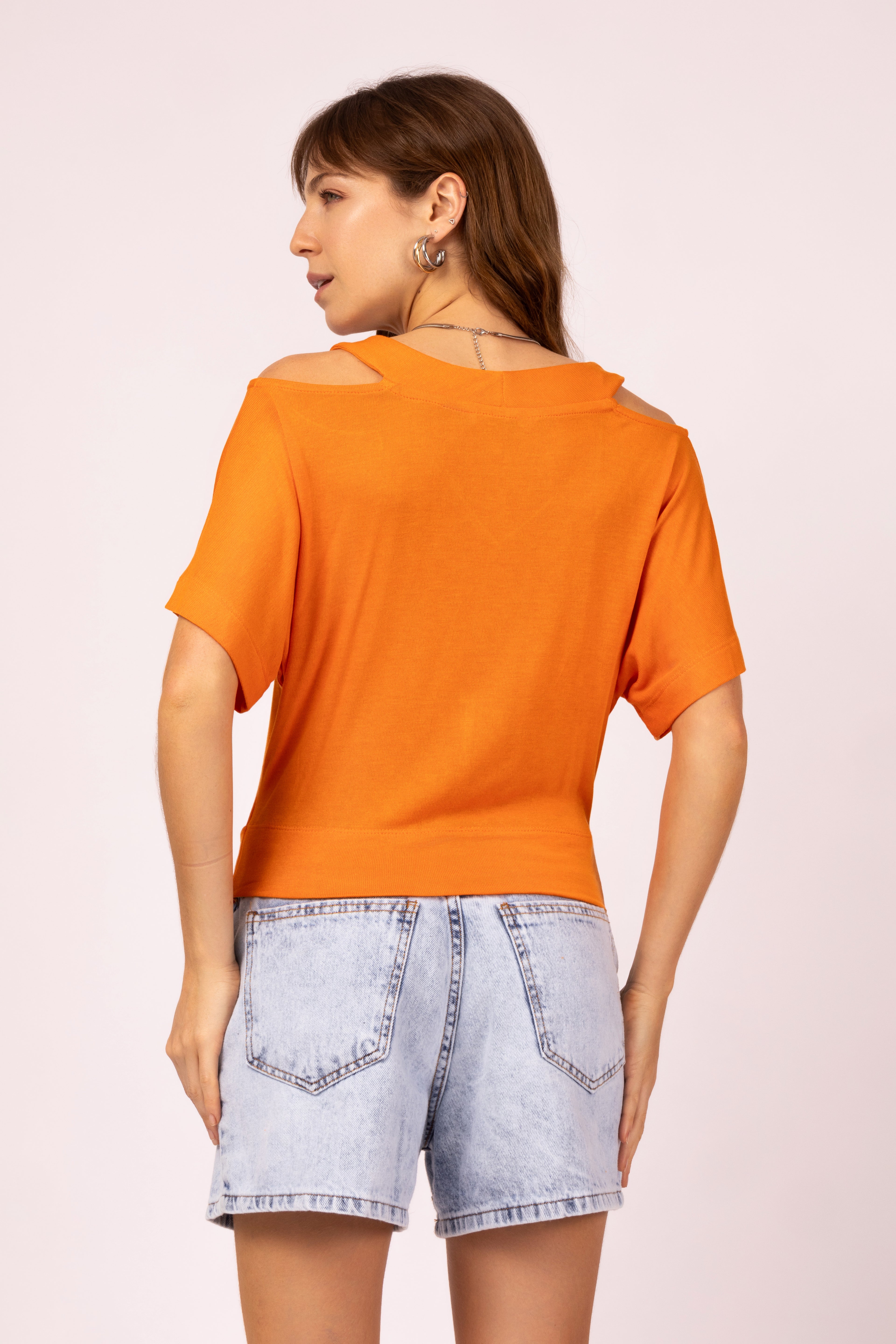 Blusa com recortes no ombro