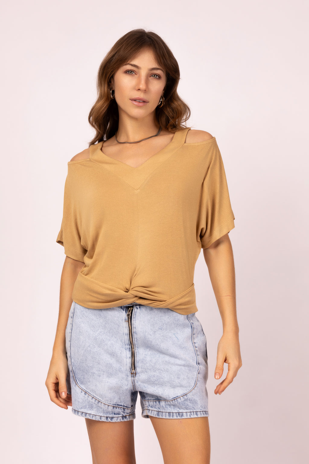 Blusa com recortes no ombro