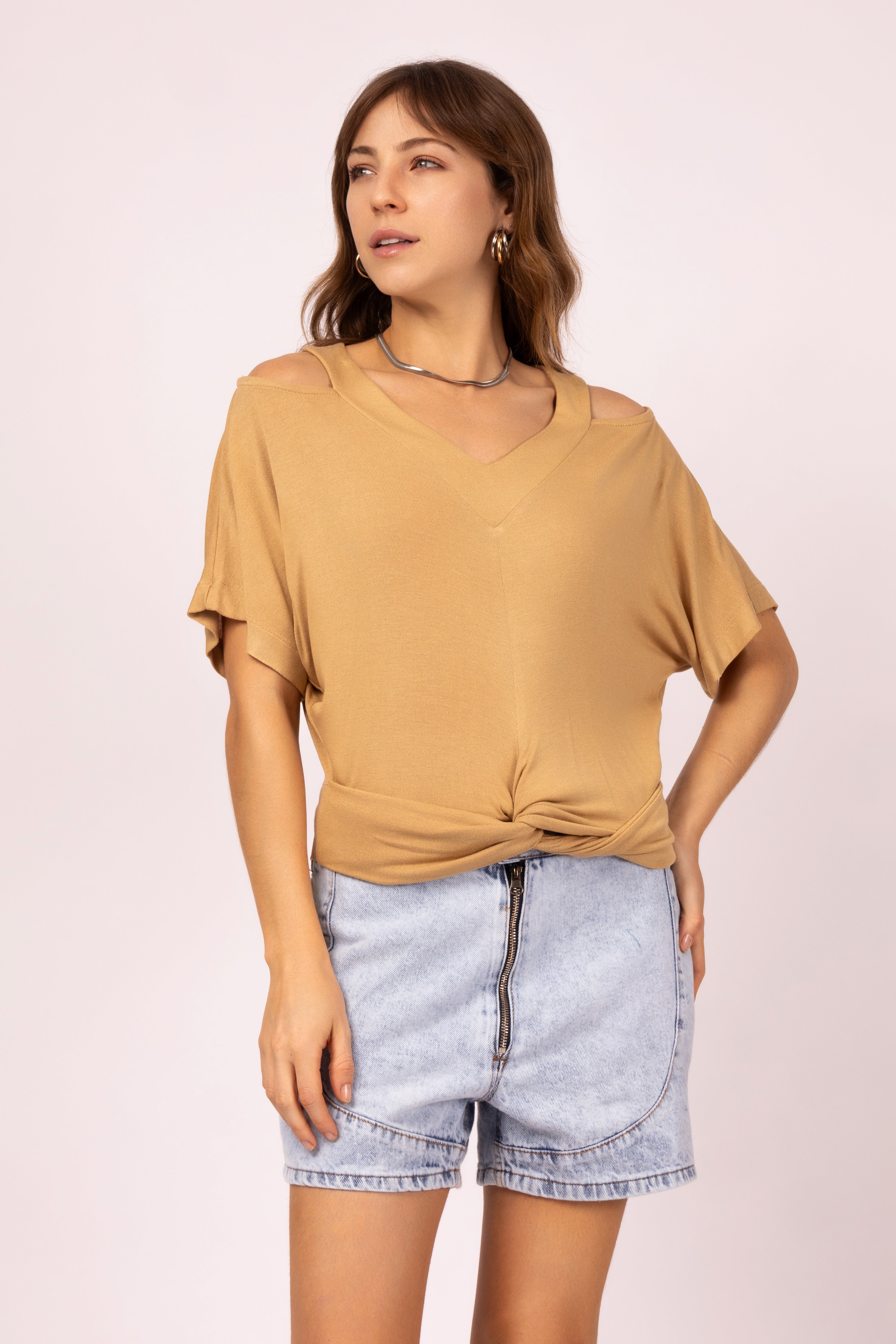 Blusa com recortes no ombro