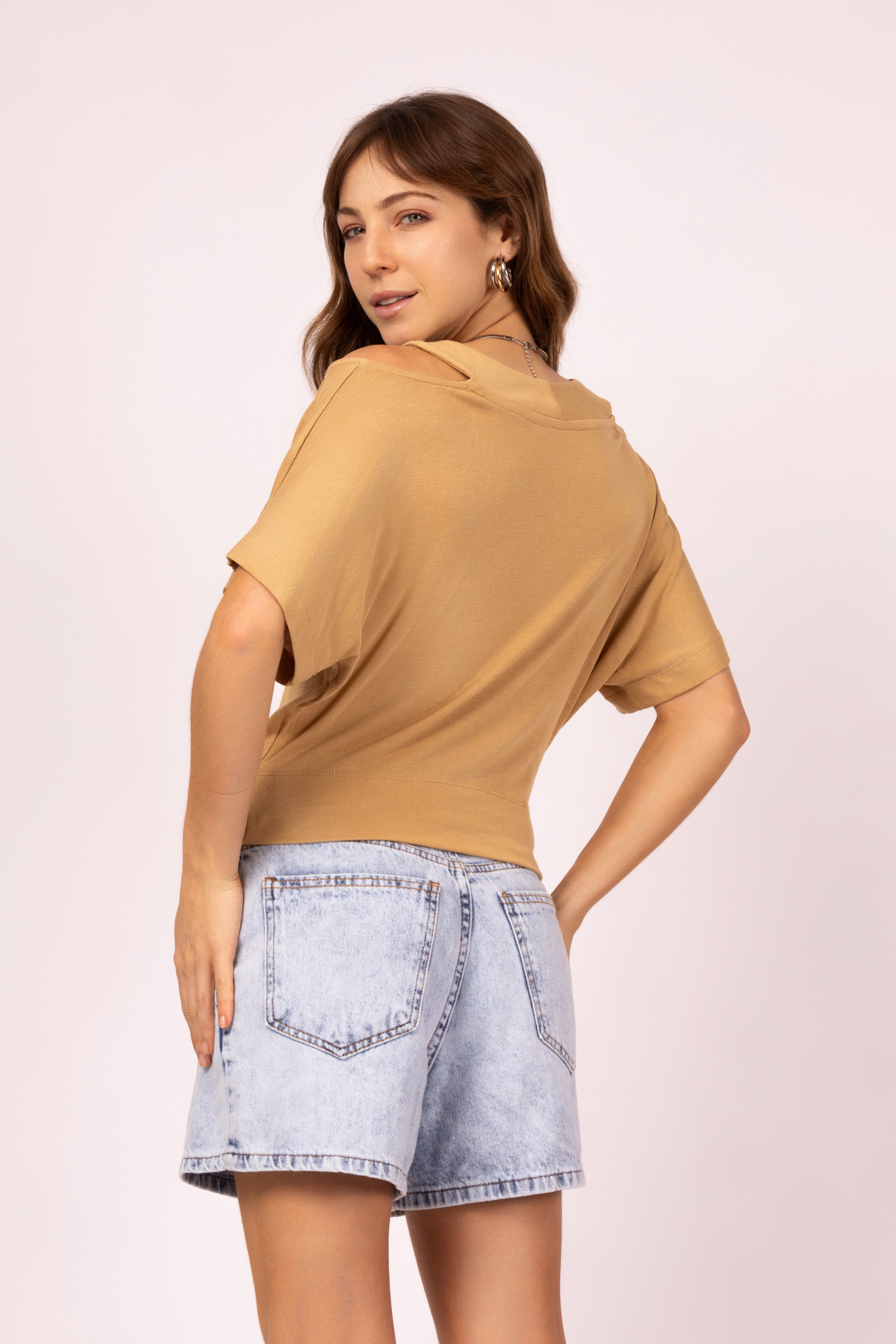 Blusa com recortes no ombro