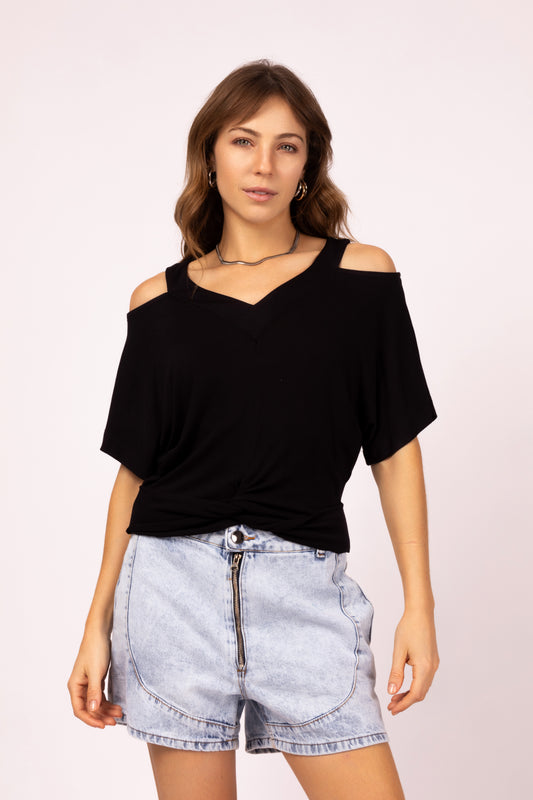 Blusa com recortes no ombro