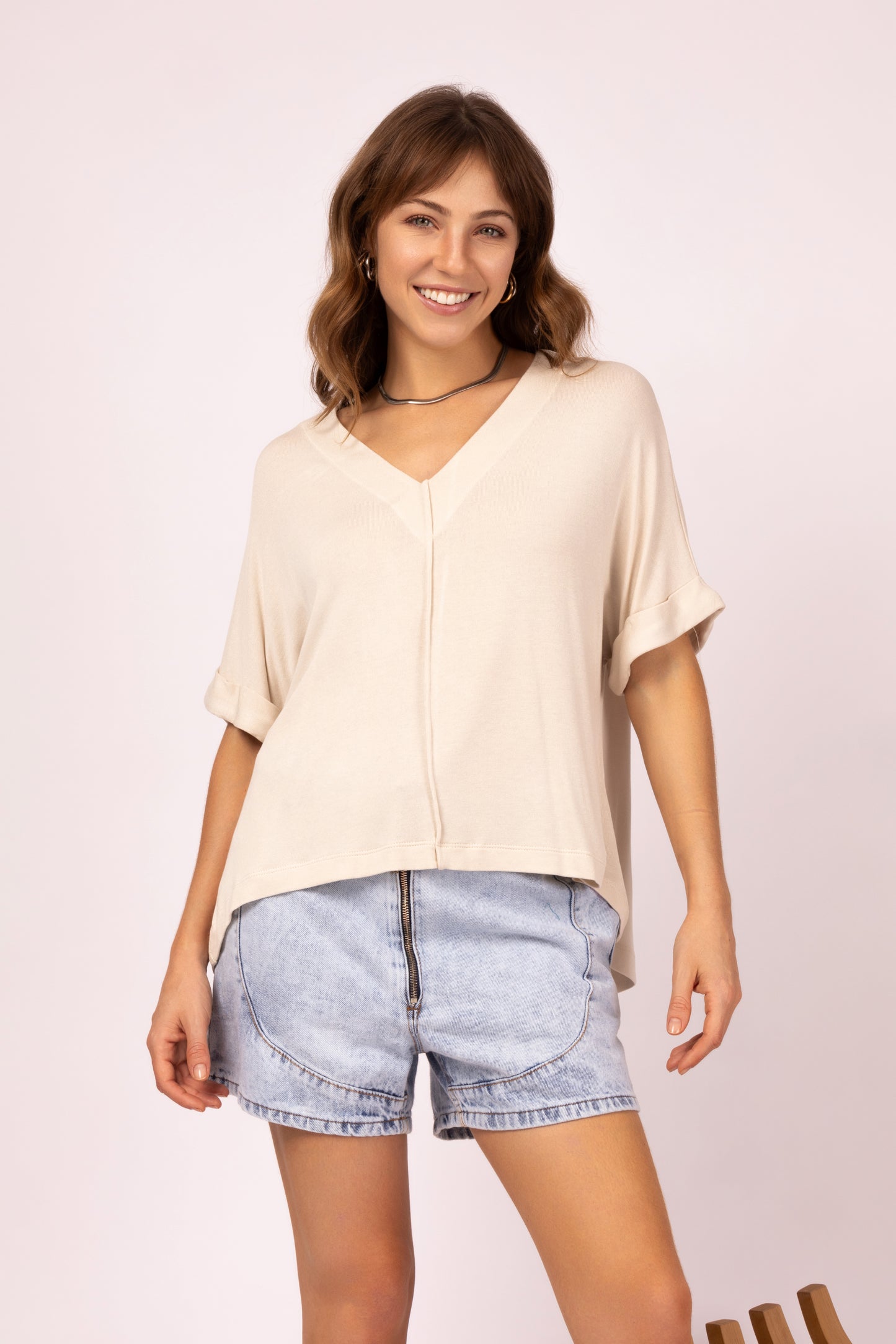 Blusa assimétrica com gola V