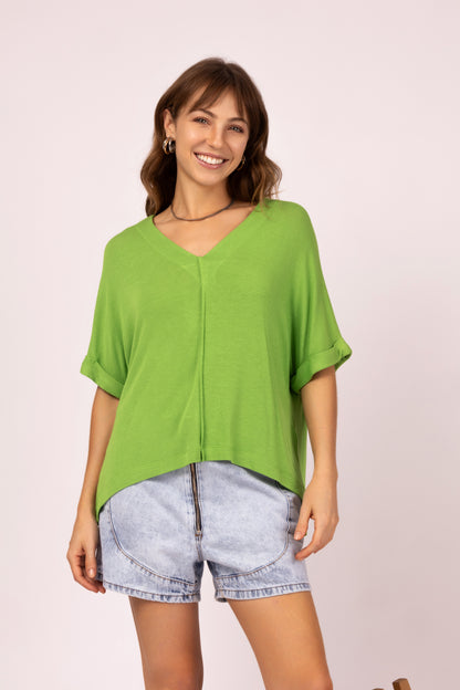 Blusa assimétrica com gola V