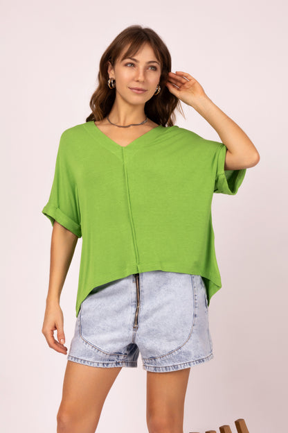 Blusa assimétrica com gola V