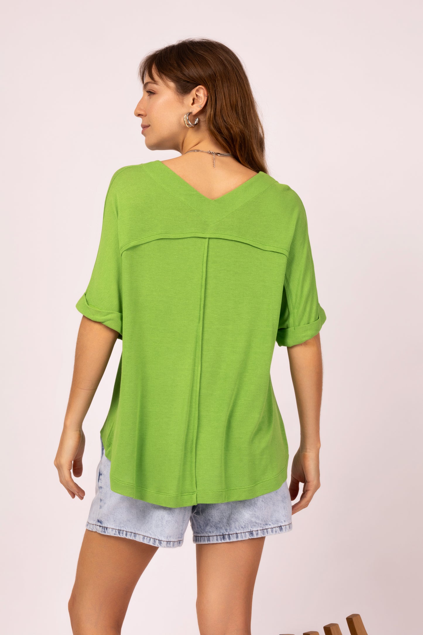 Blusa assimétrica com gola V