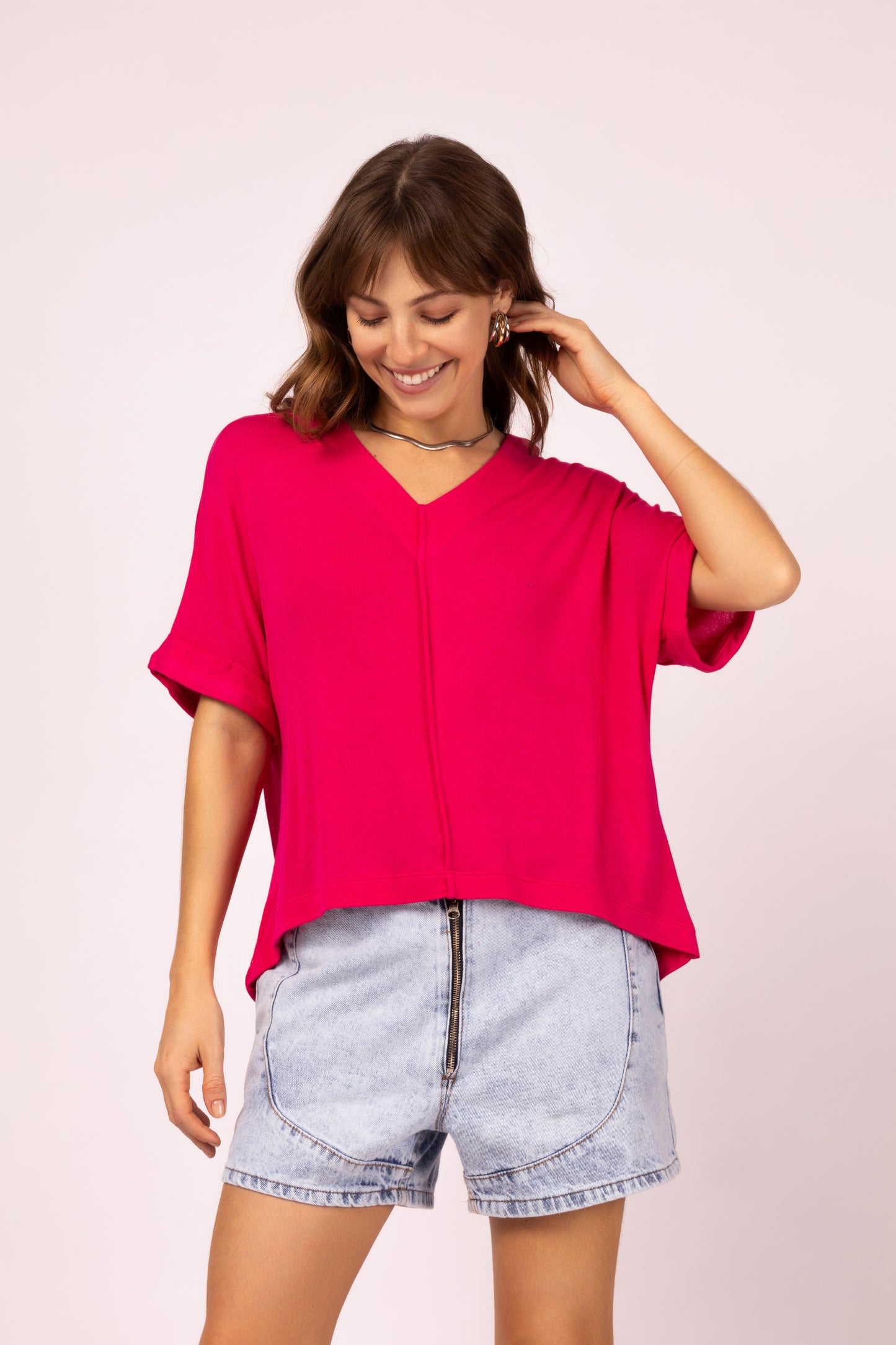 Blusa assimétrica com gola V