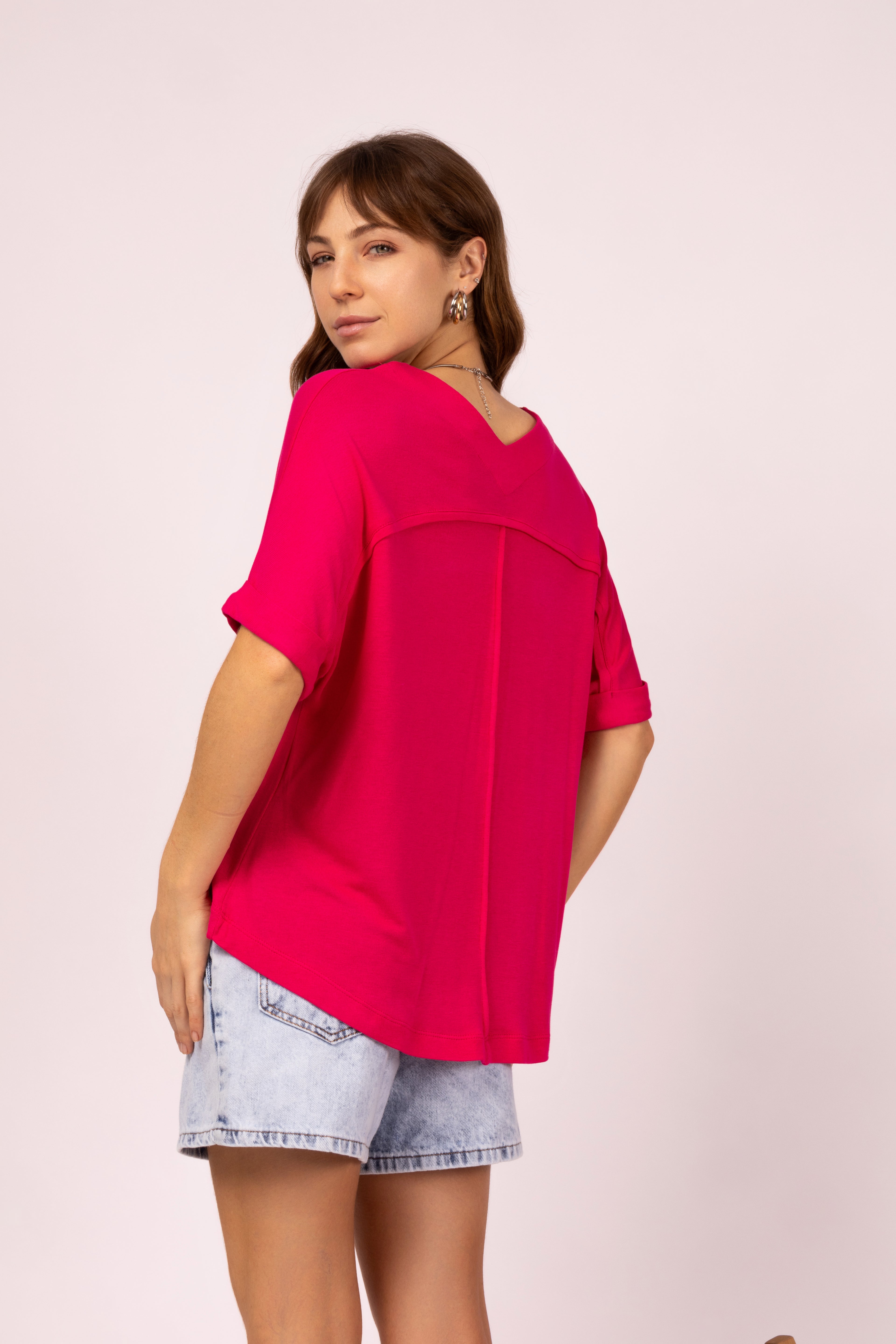 Blusa assimétrica com gola V