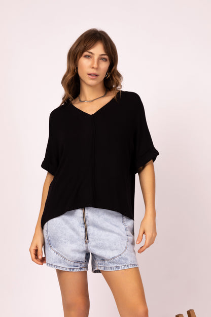 Blusa assimétrica com gola V