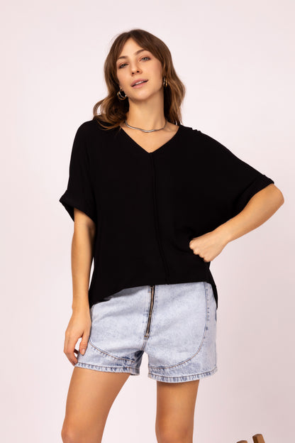 Blusa assimétrica com gola V