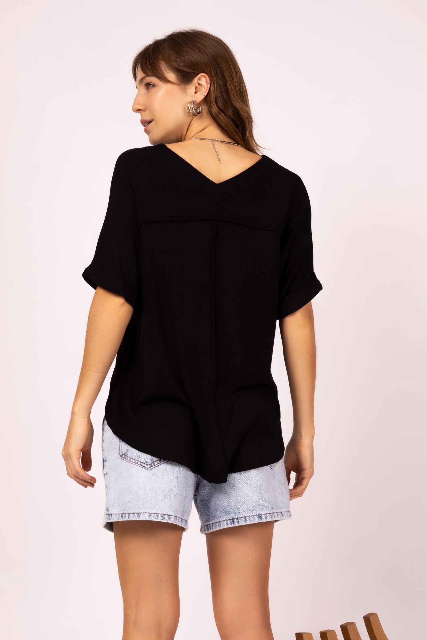 Blusa assimétrica com gola V