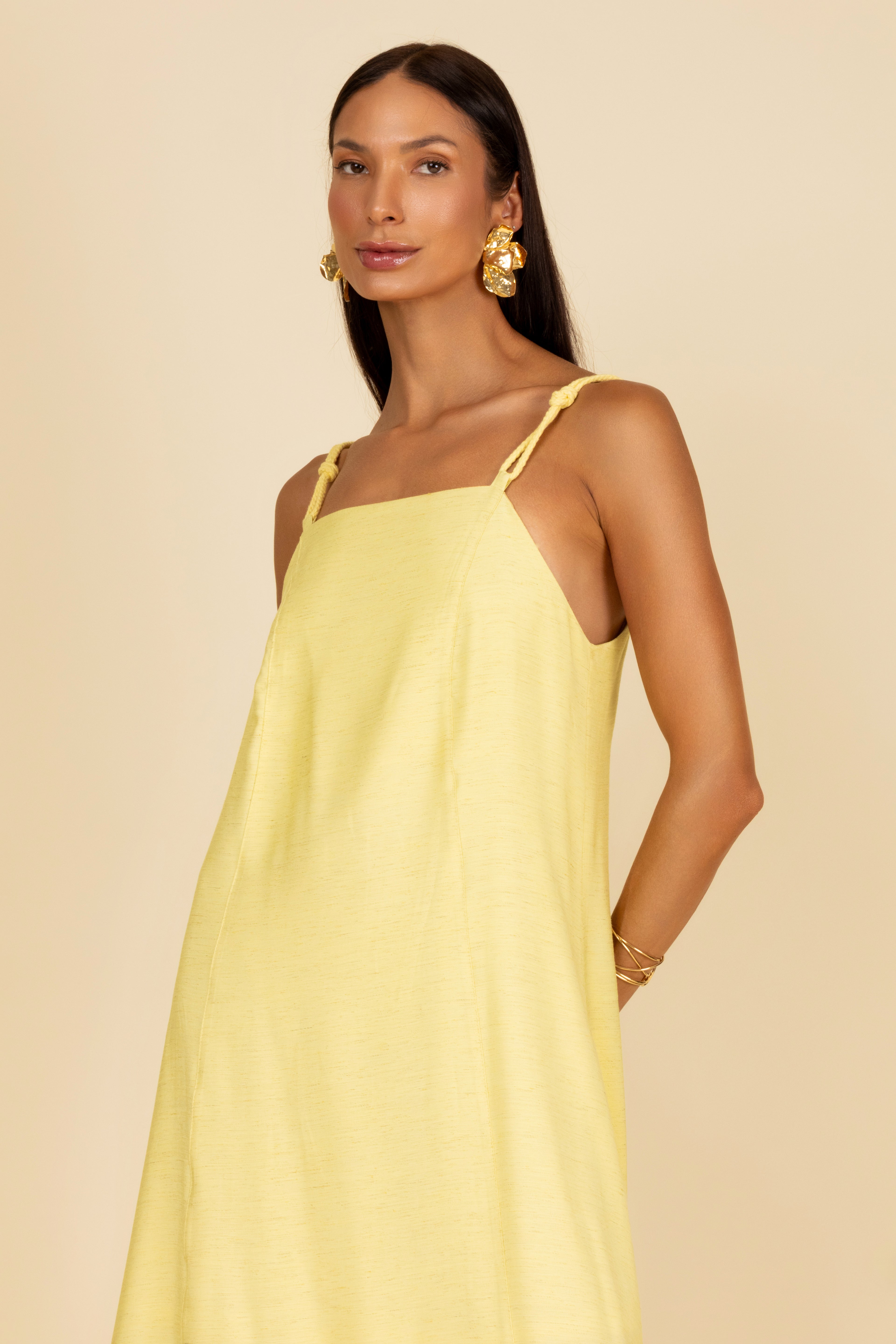 Vestido midi de alças trançadas