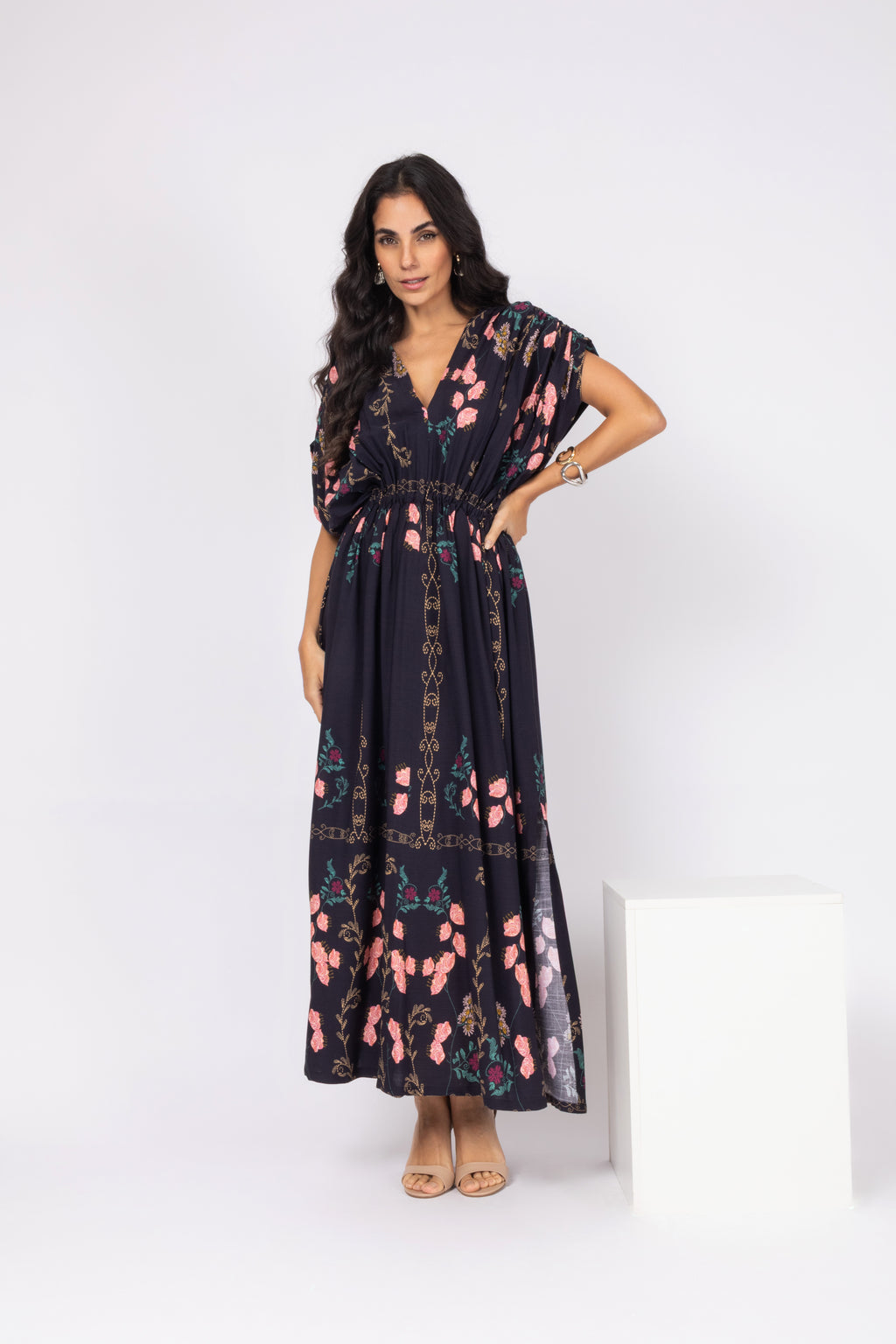 Vestido longo estampado com decote V