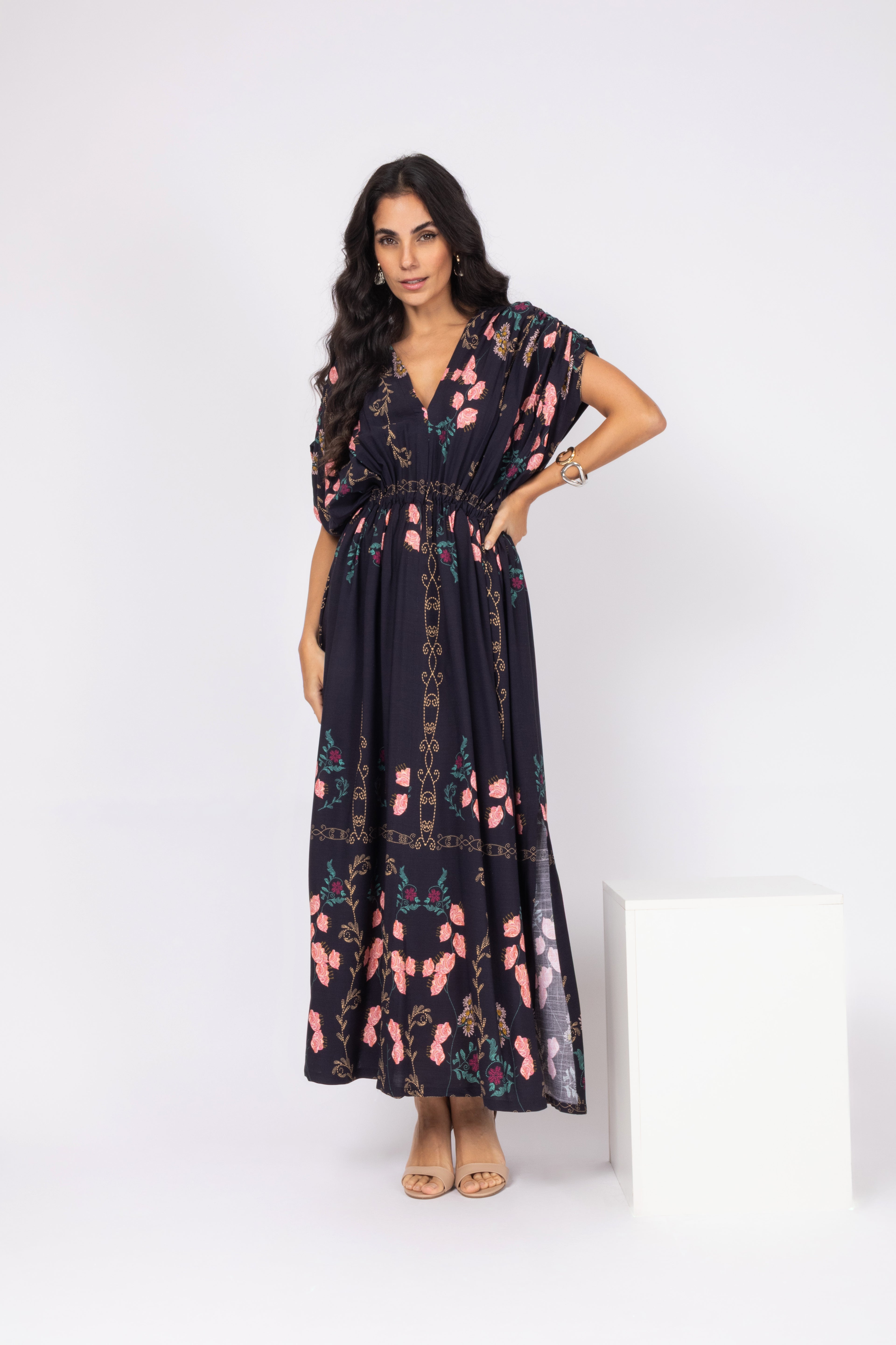 Vestido longo estampado com decote V