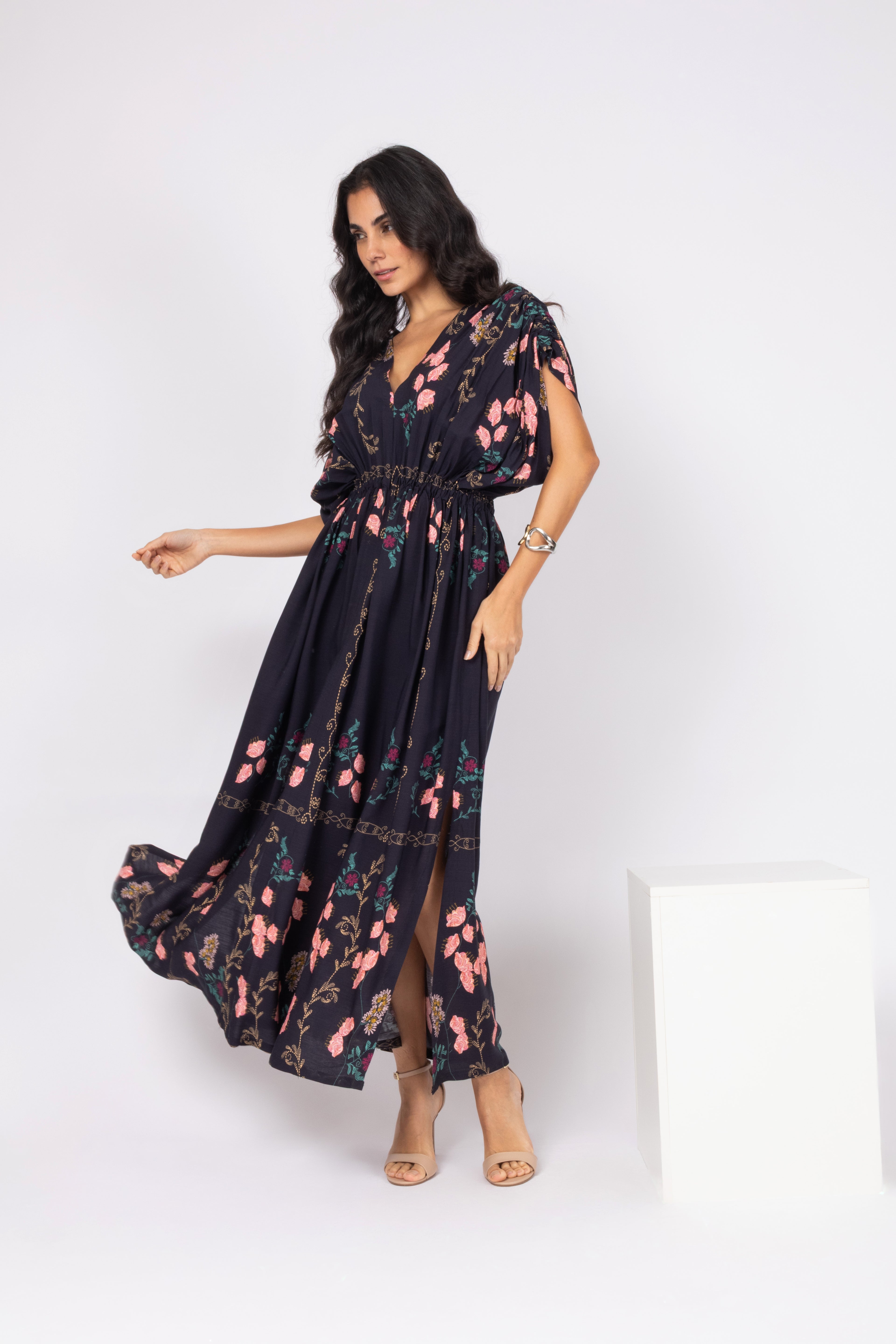 Vestido longo estampado com decote V