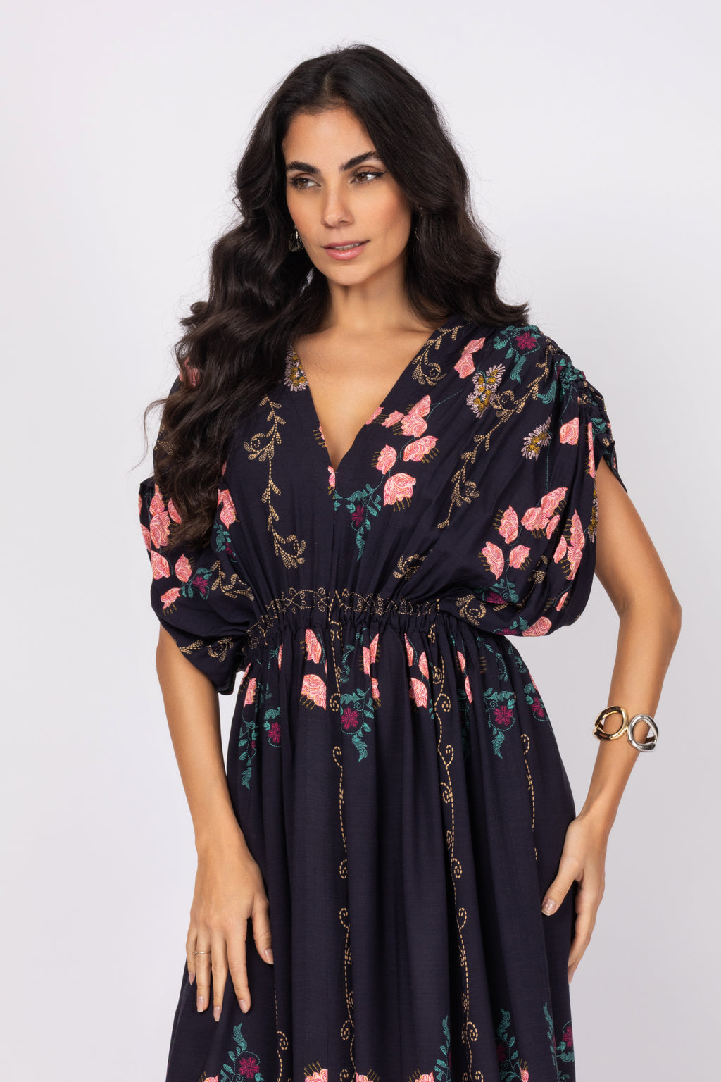 Vestido longo estampado com decote V