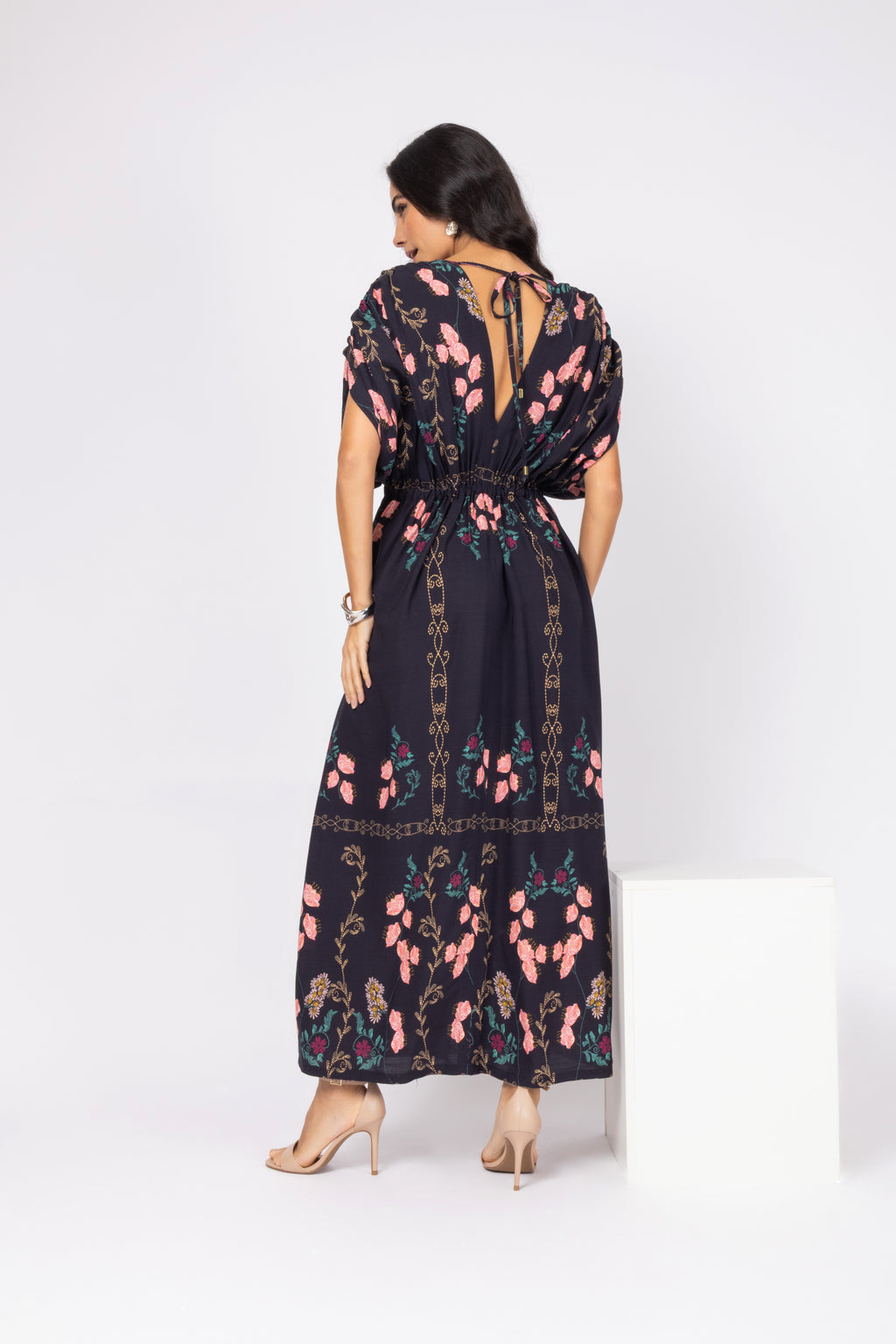 Vestido longo estampado com decote V