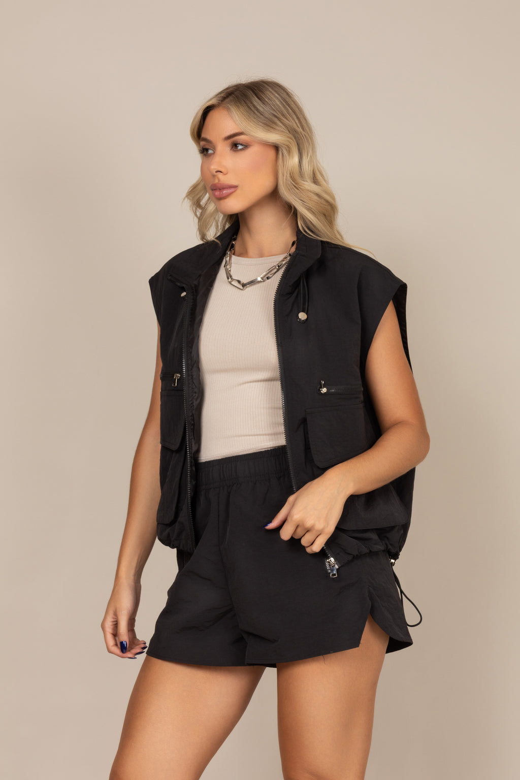 Conjunto de colete cargo e shorts