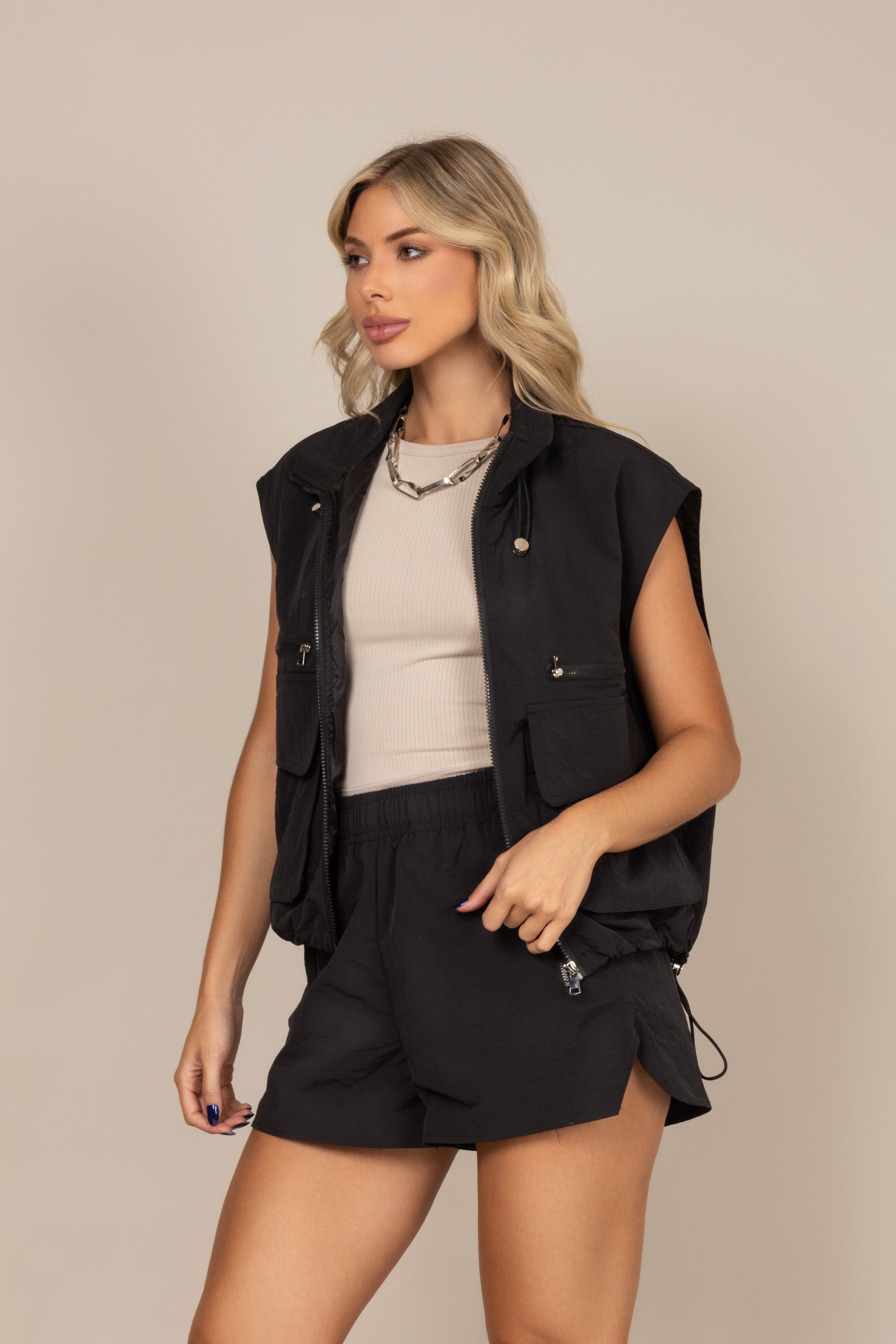 Conjunto de colete cargo e shorts