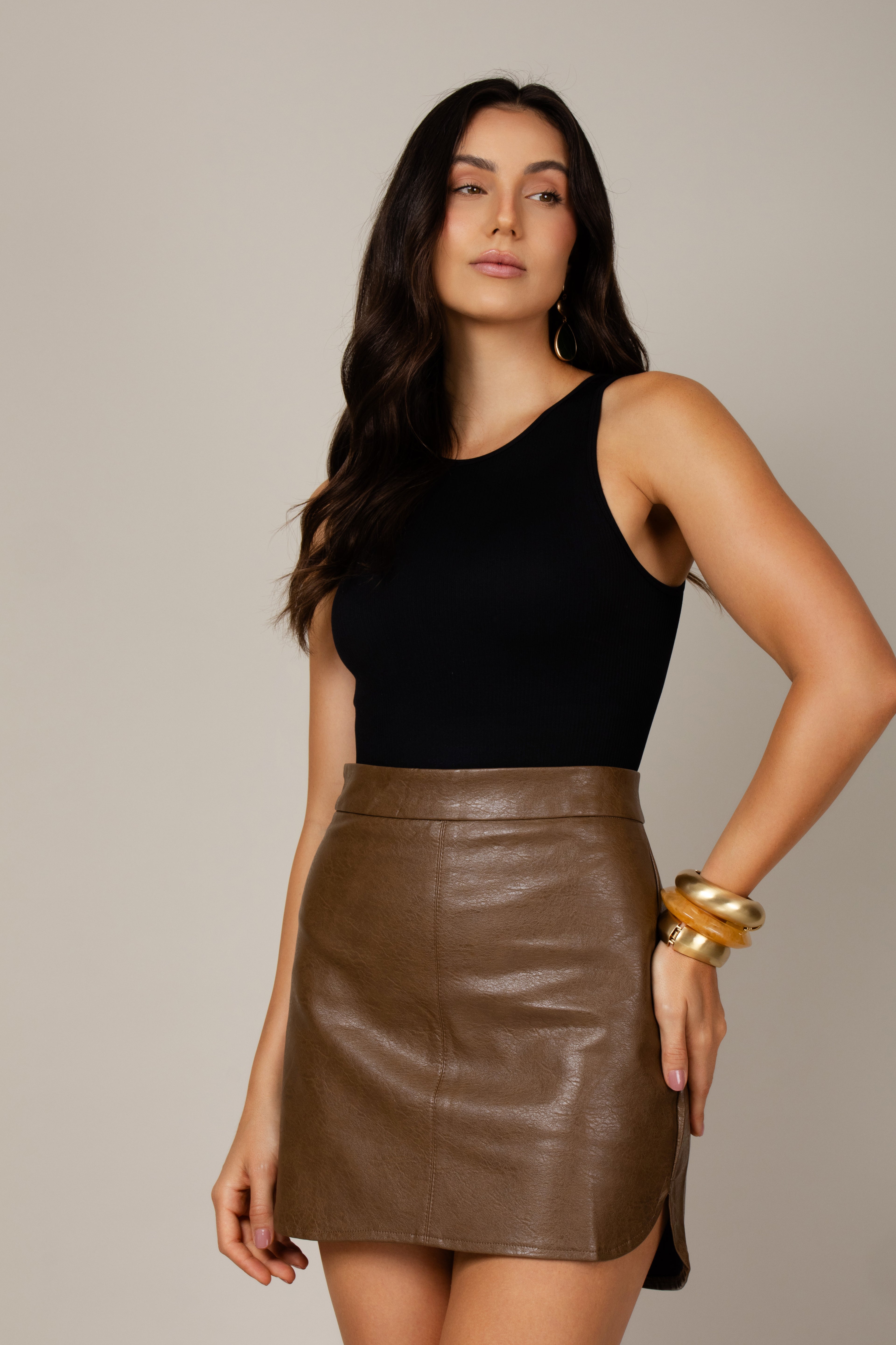 Saia curta cintura alta couro