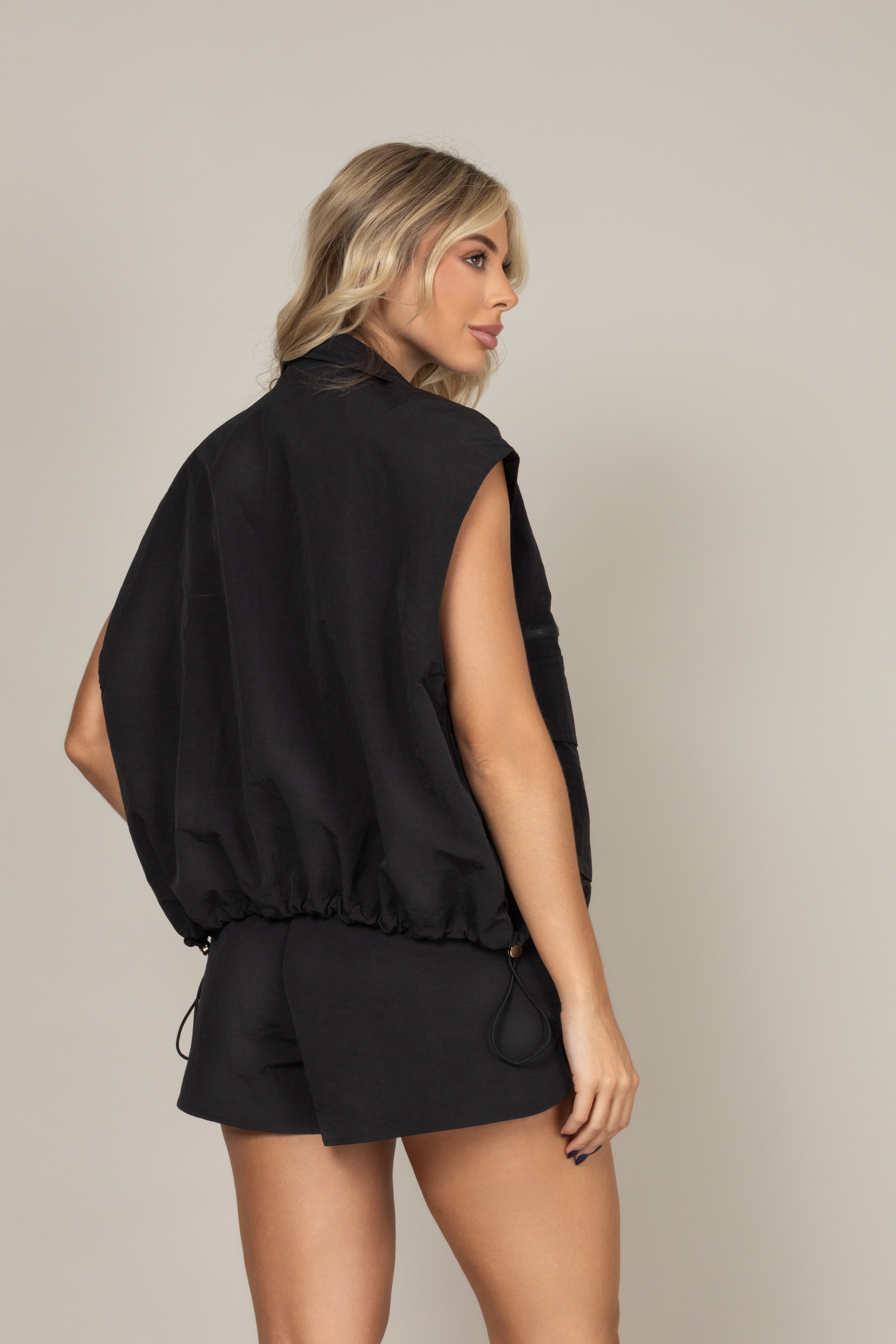 Conjunto de colete cargo e shorts