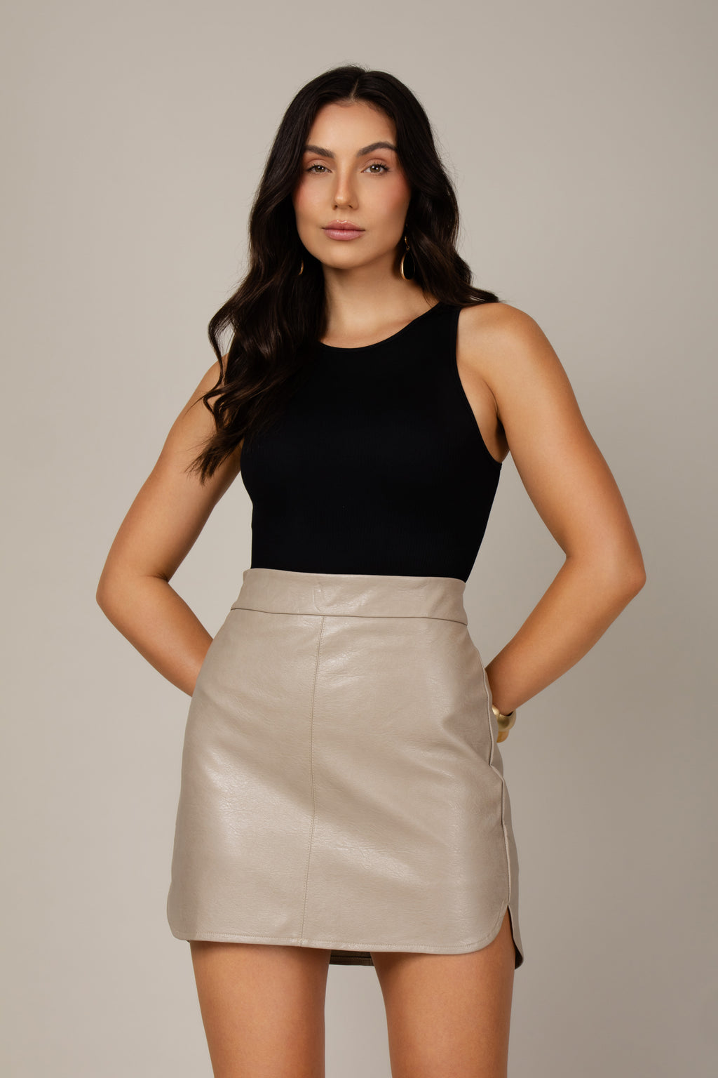 Saia curta cintura alta couro