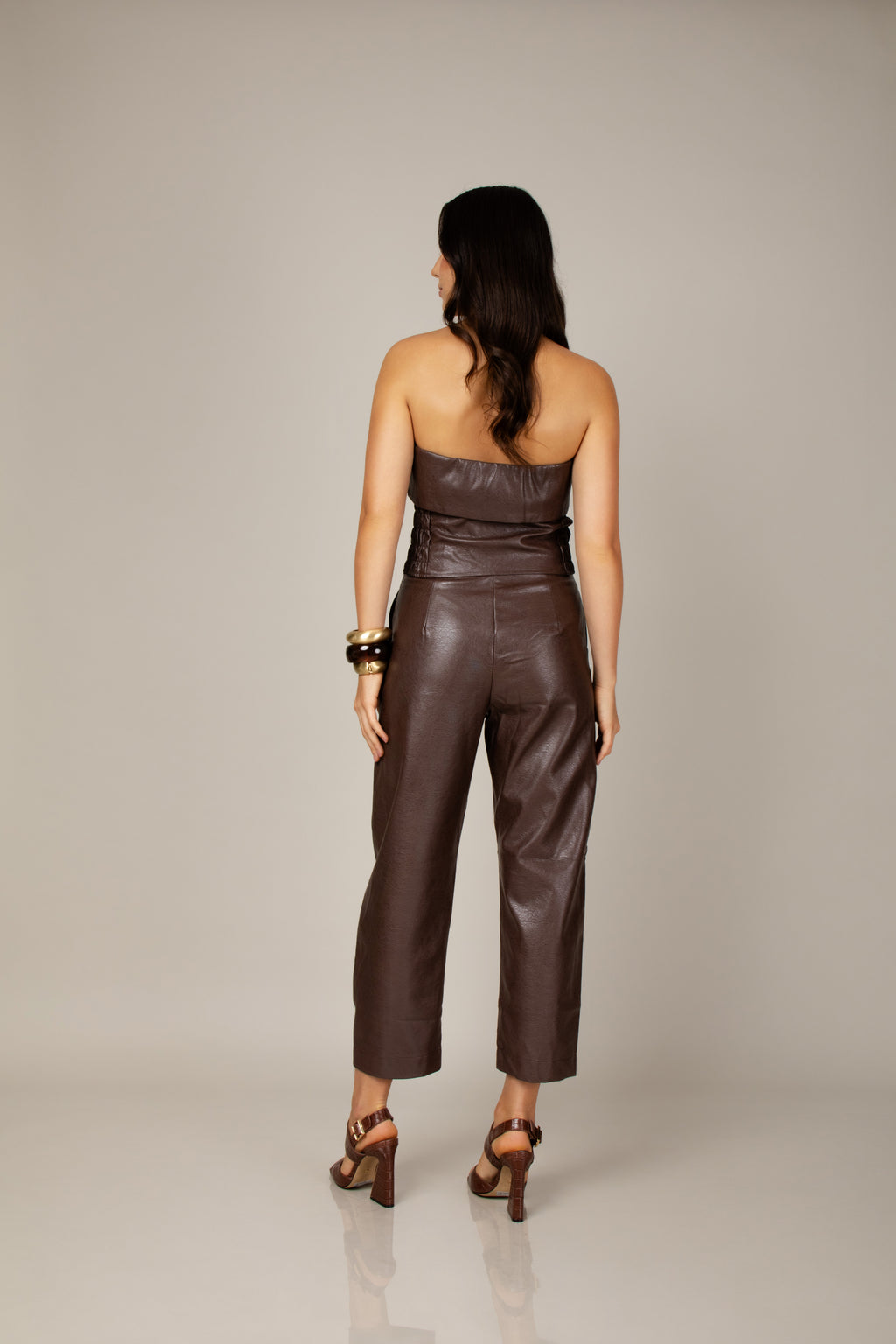 Calça barrel em couro eco