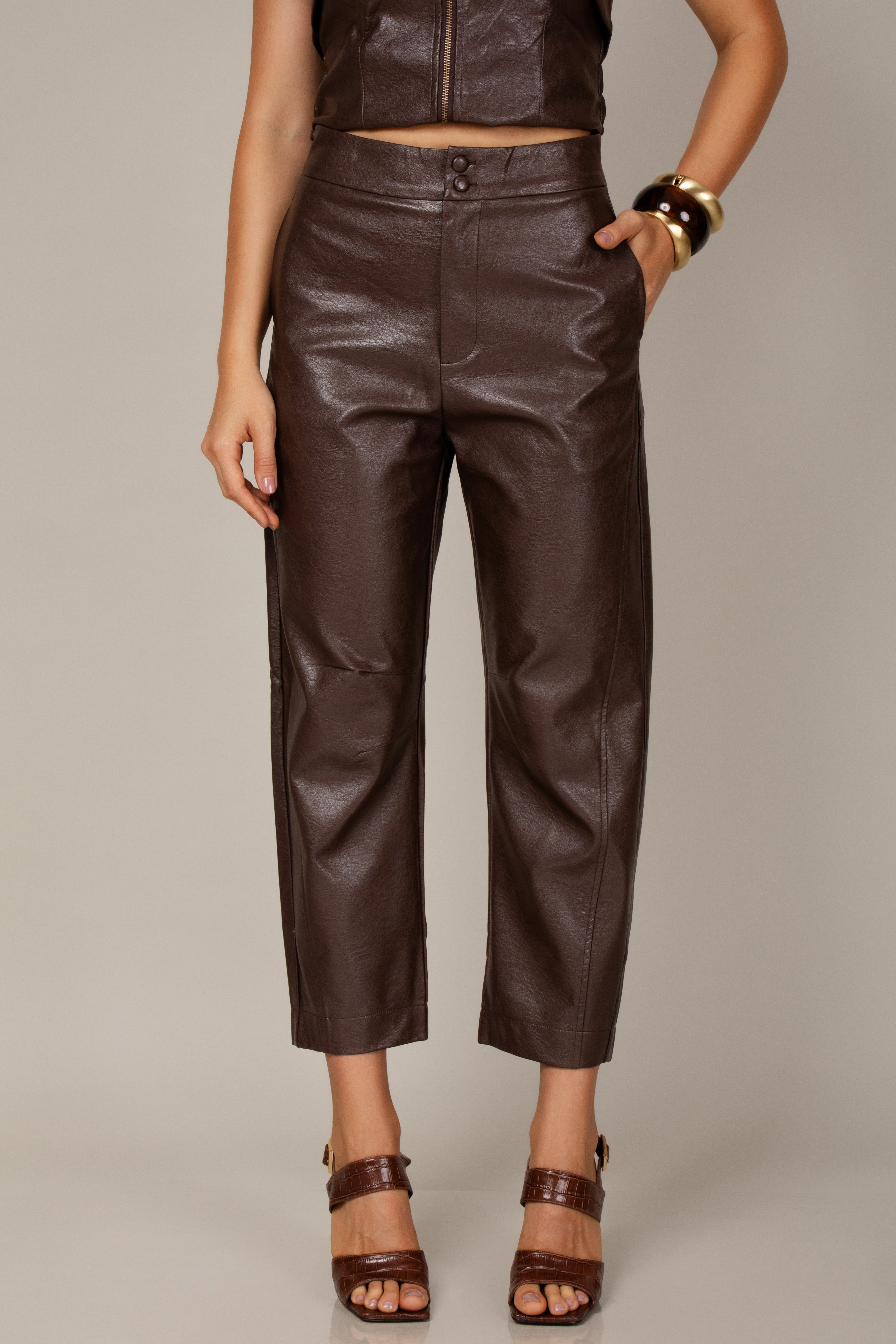 Calça barrel em couro eco