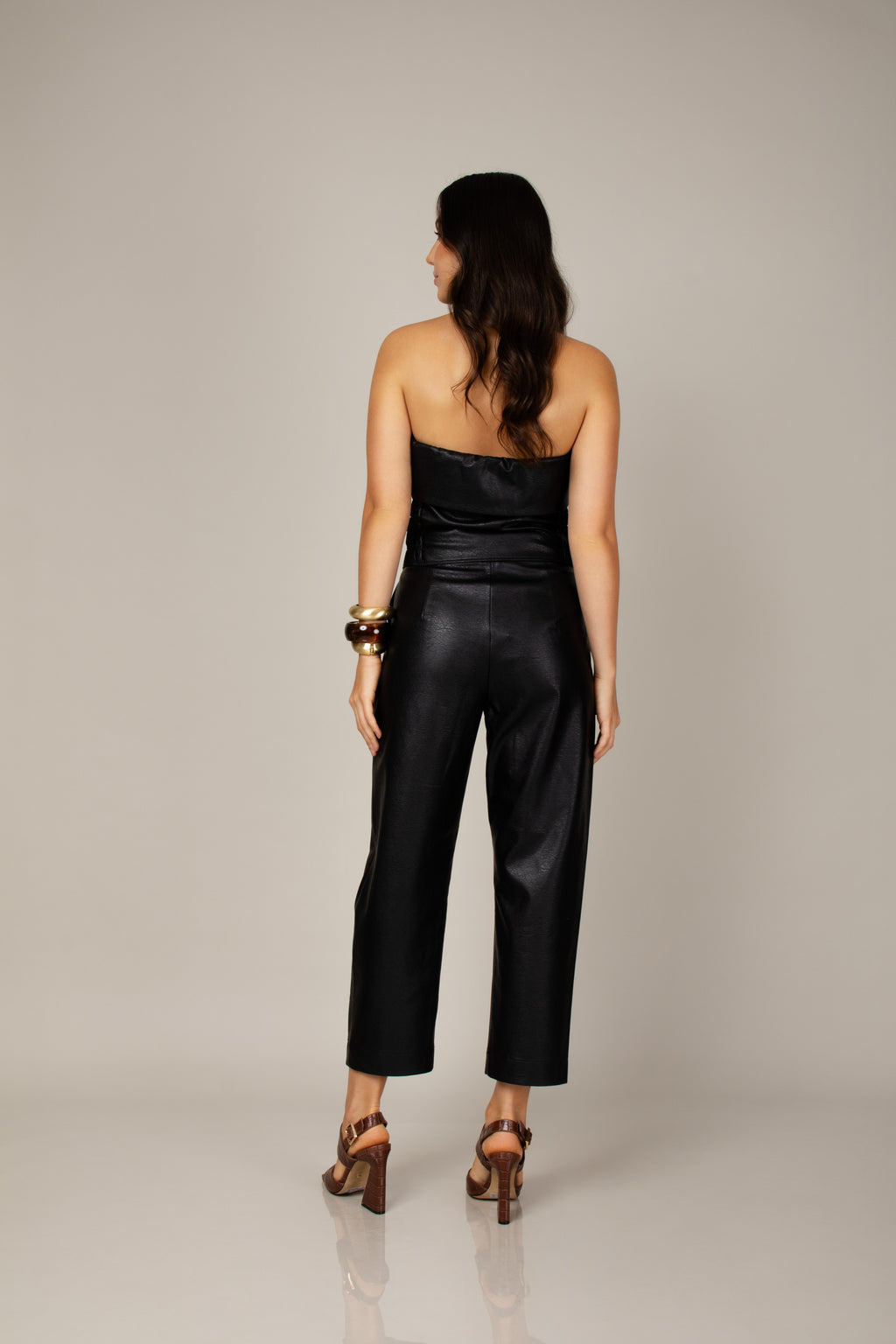 Calça barrel em couro eco