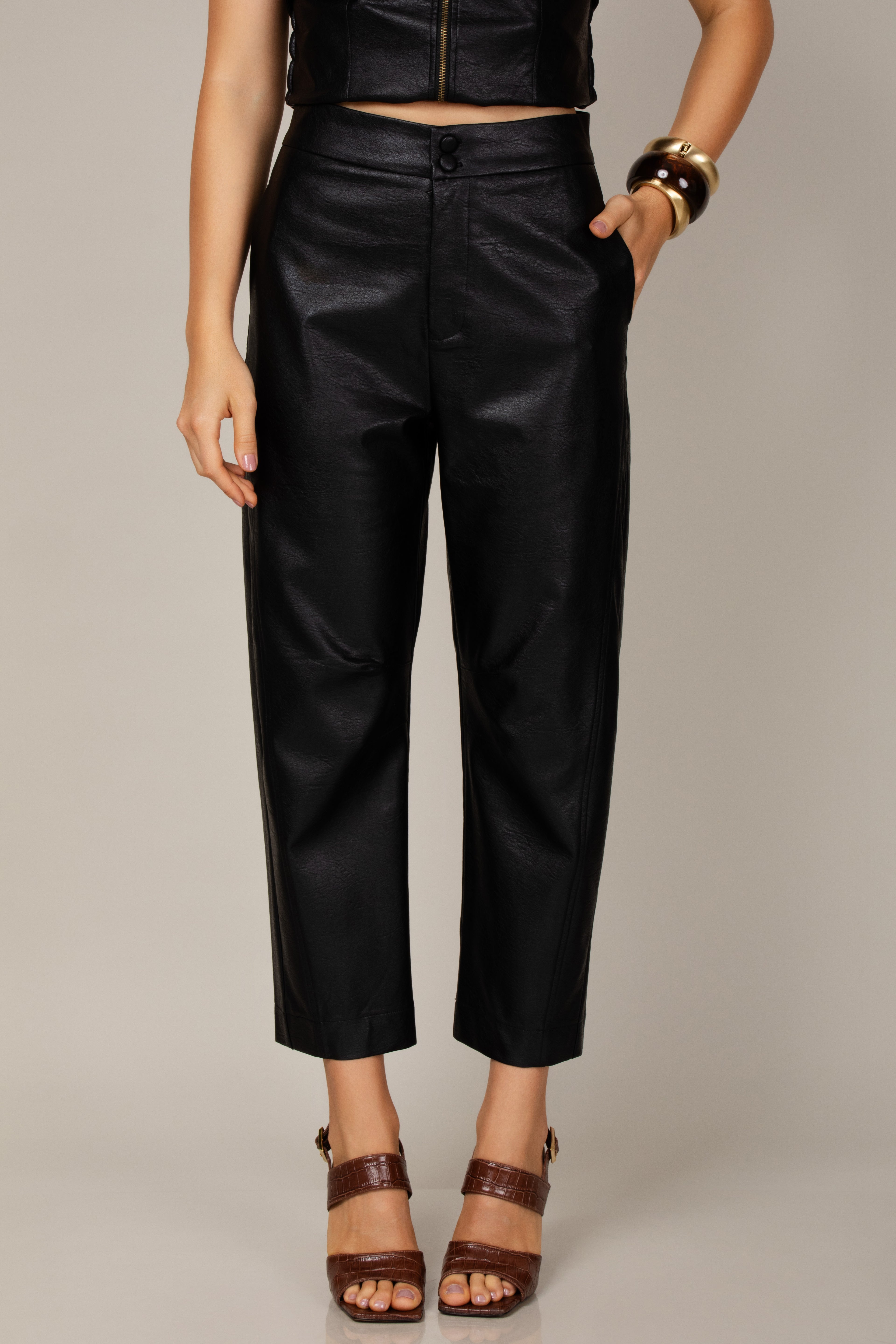 Calça barrel em couro eco