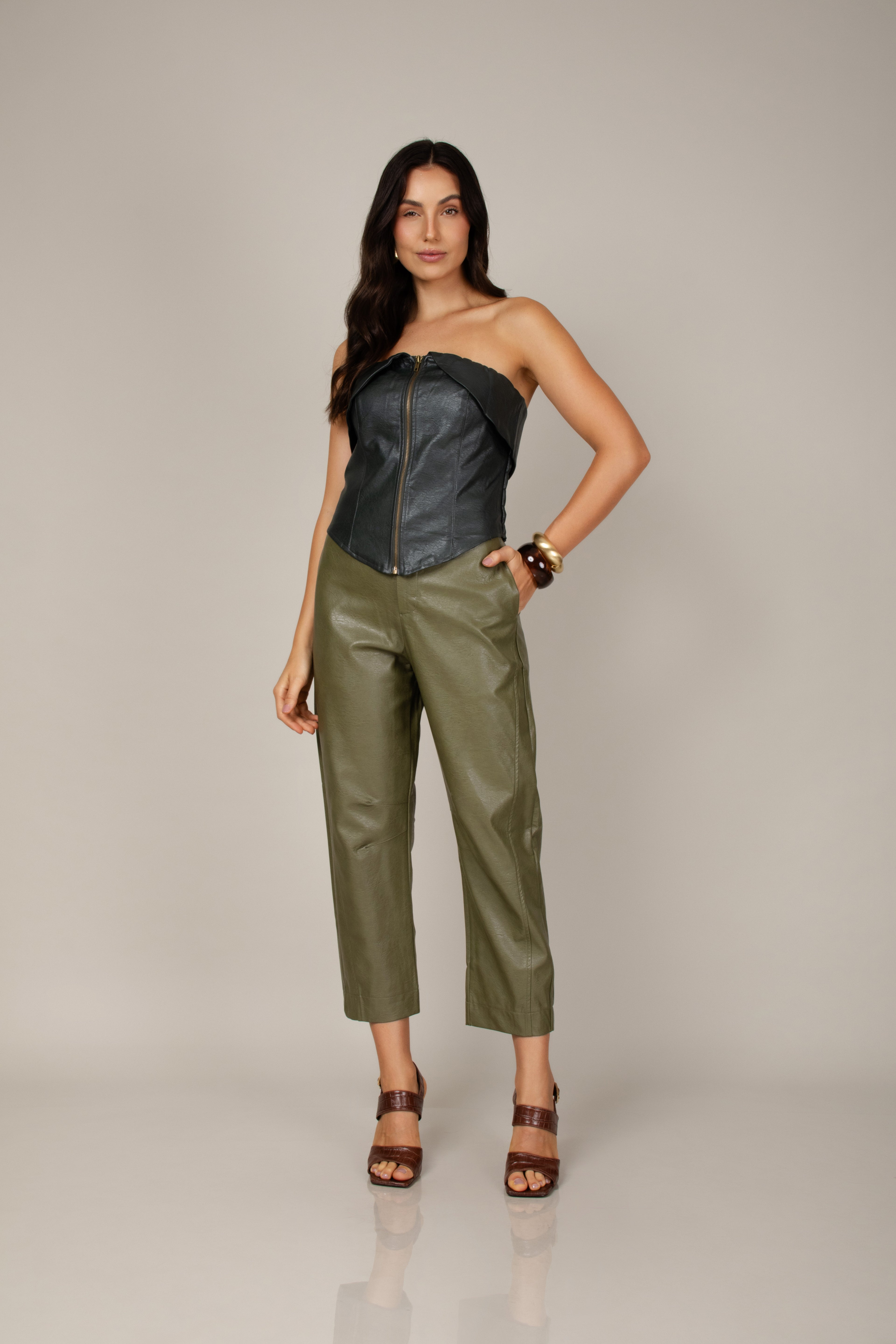 Calça barrel em couro eco