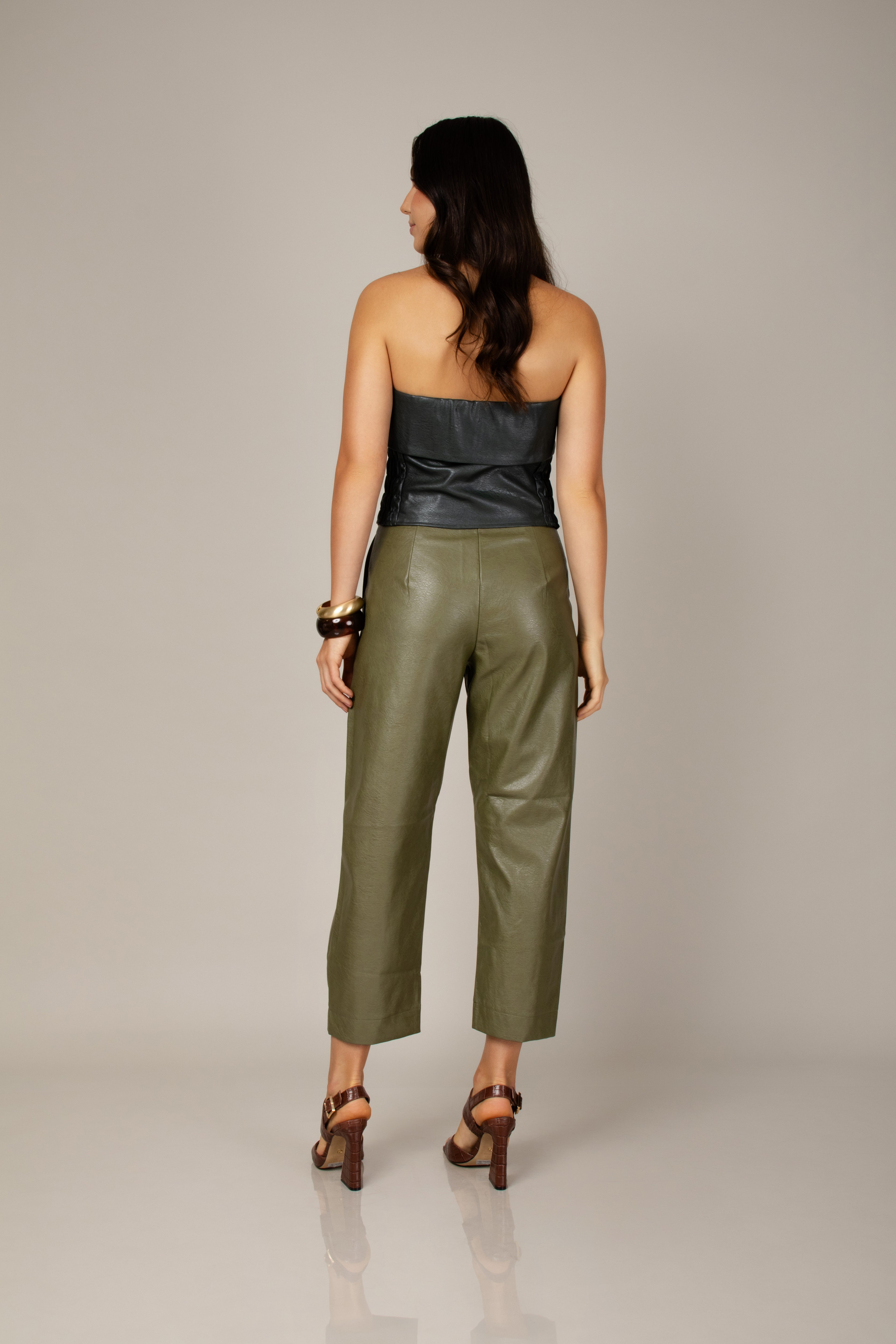 Calça barrel em couro eco