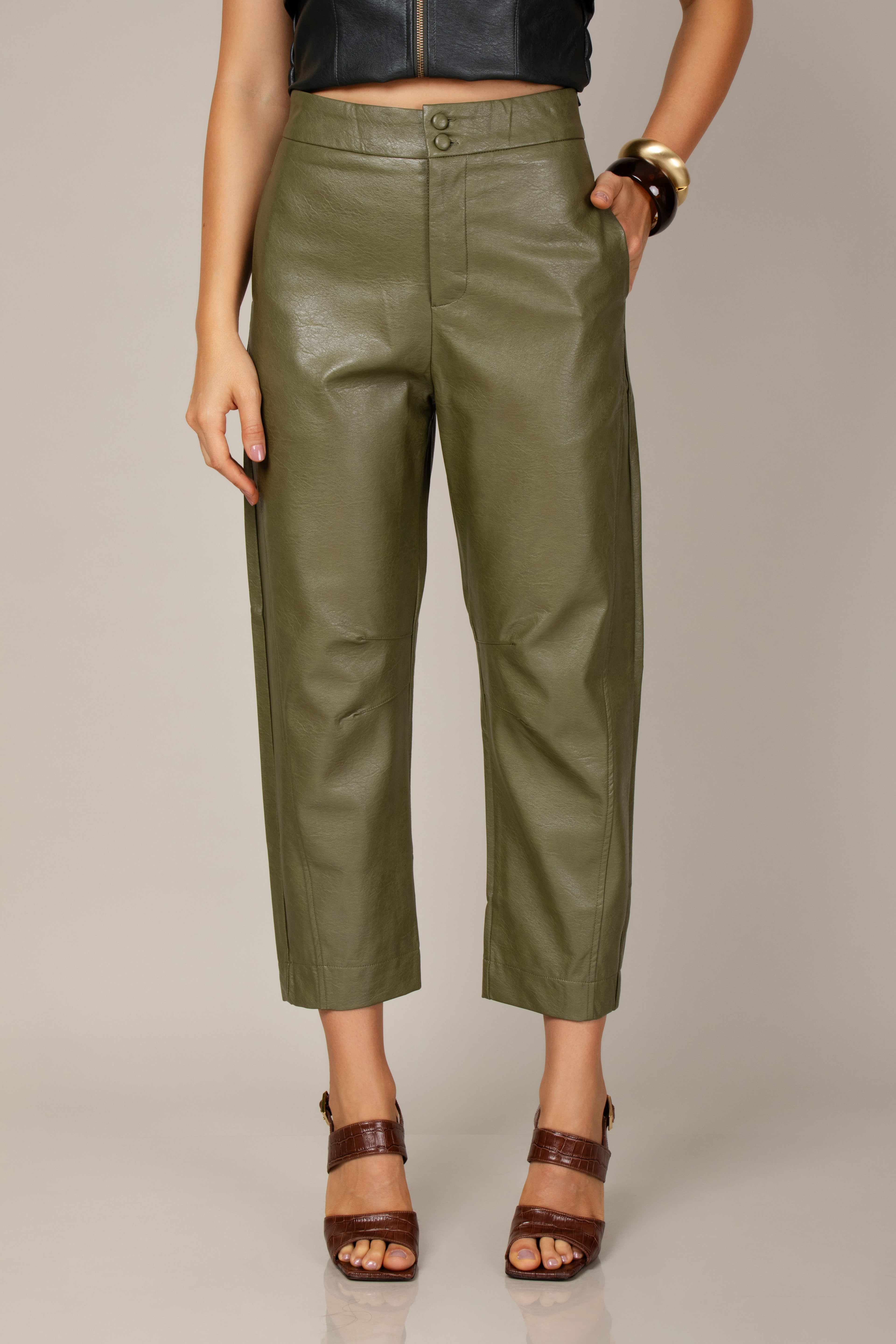 Calça barrel em couro eco