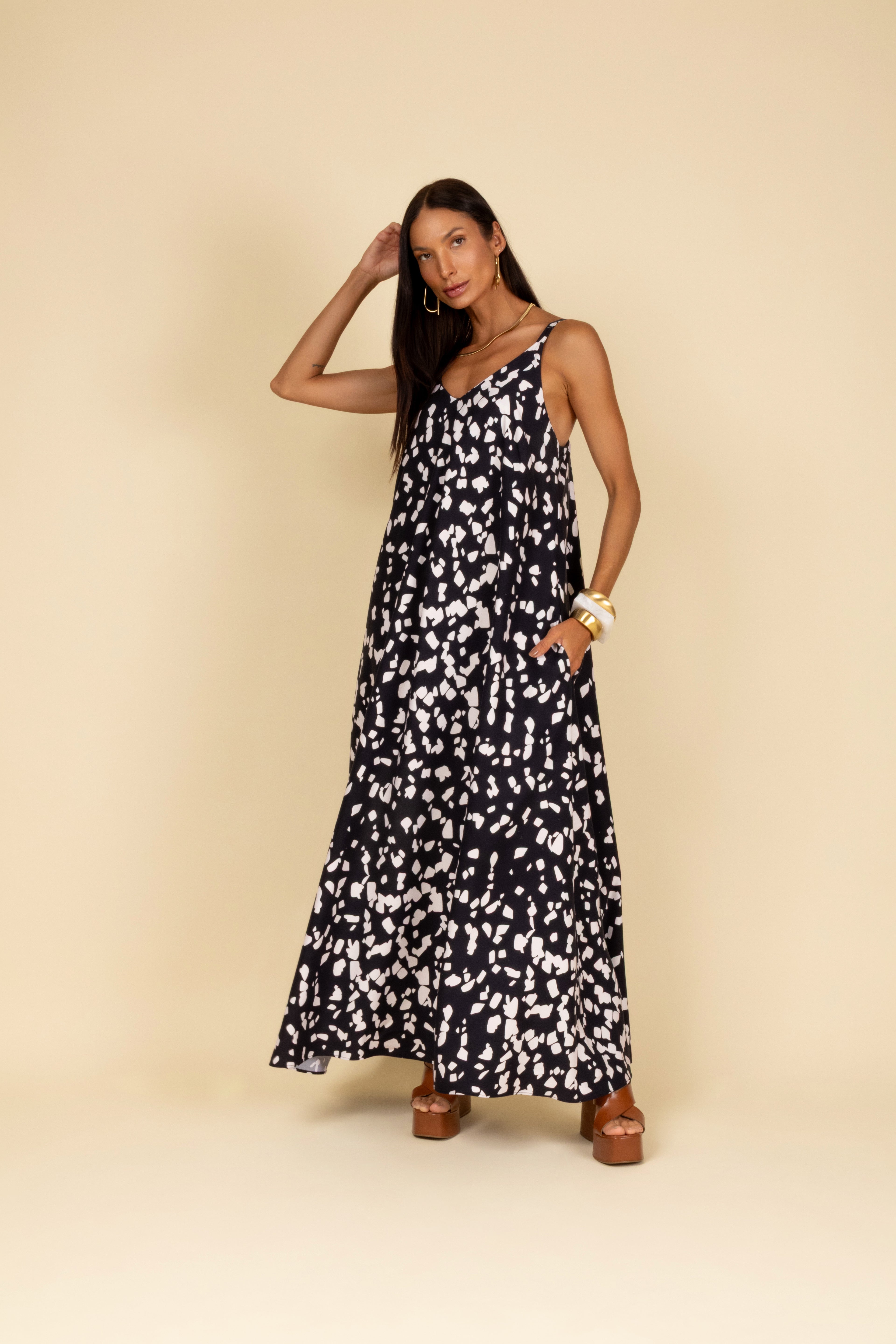 Vestido longo com estampa abstrata