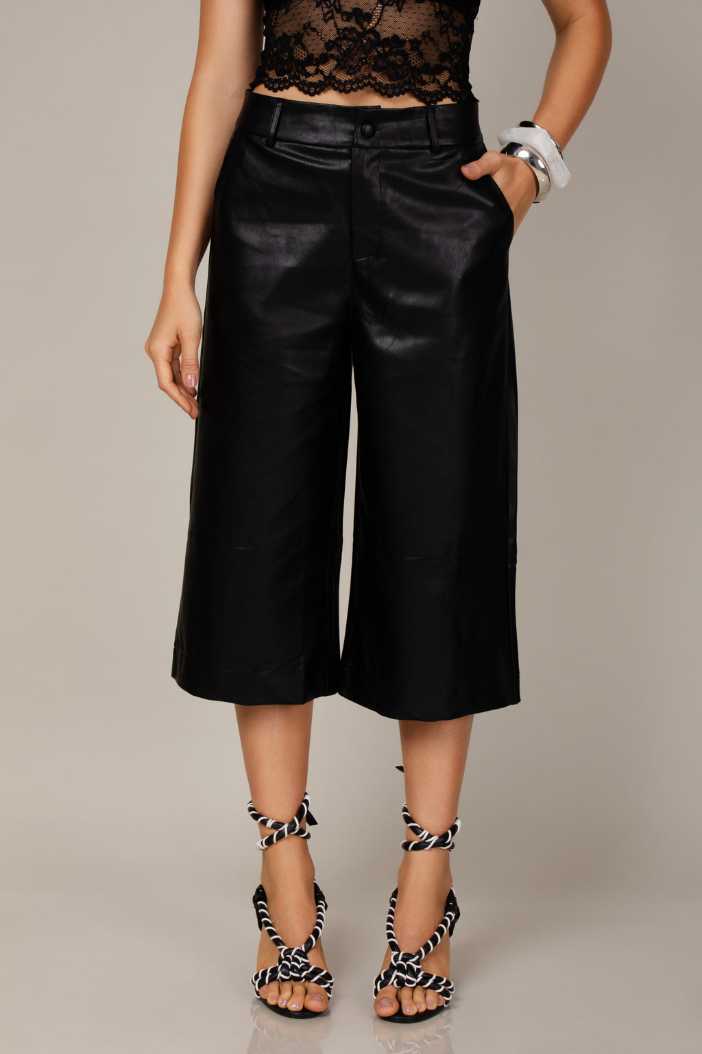 Calça pantacourt couro