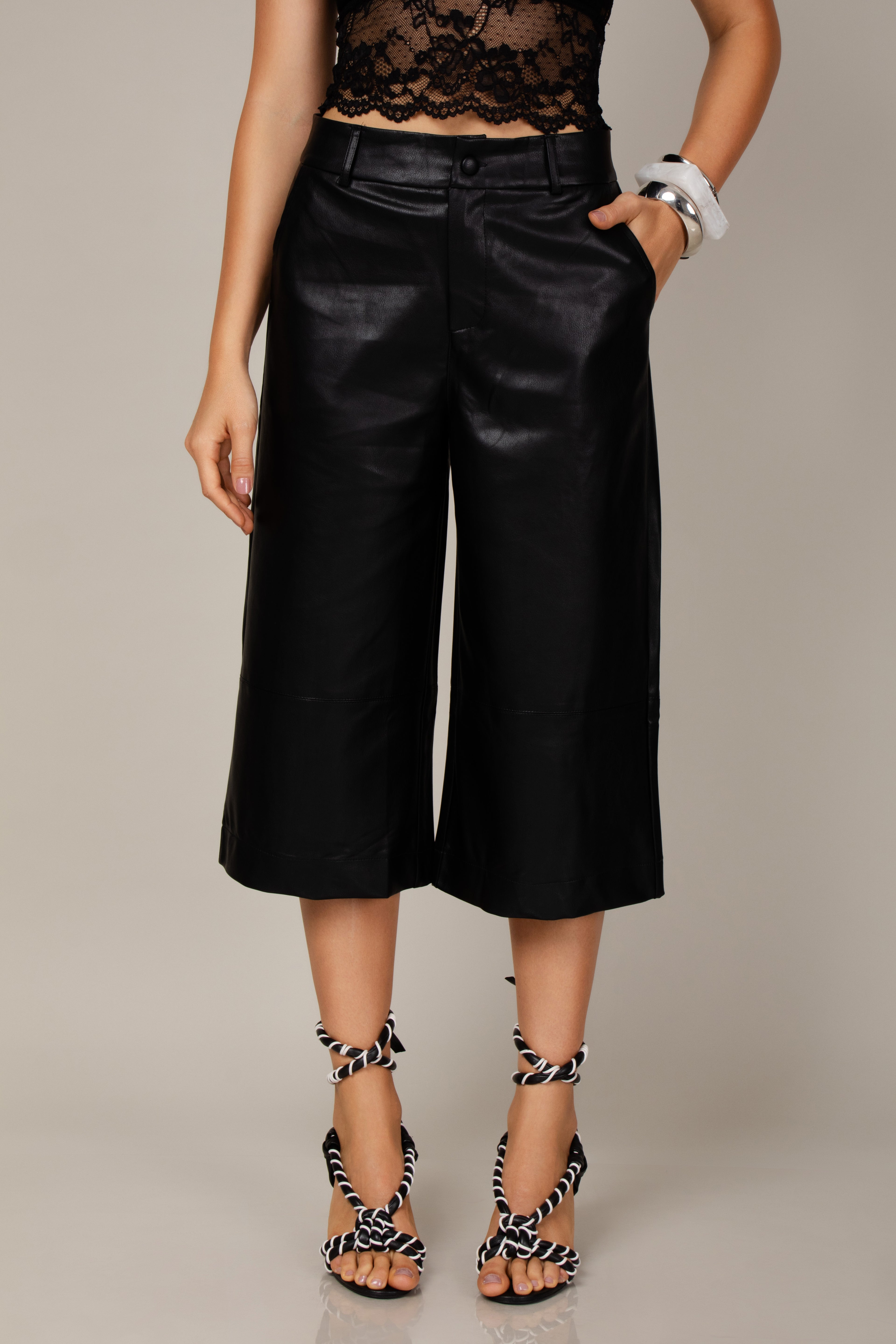 Calça pantacourt couro