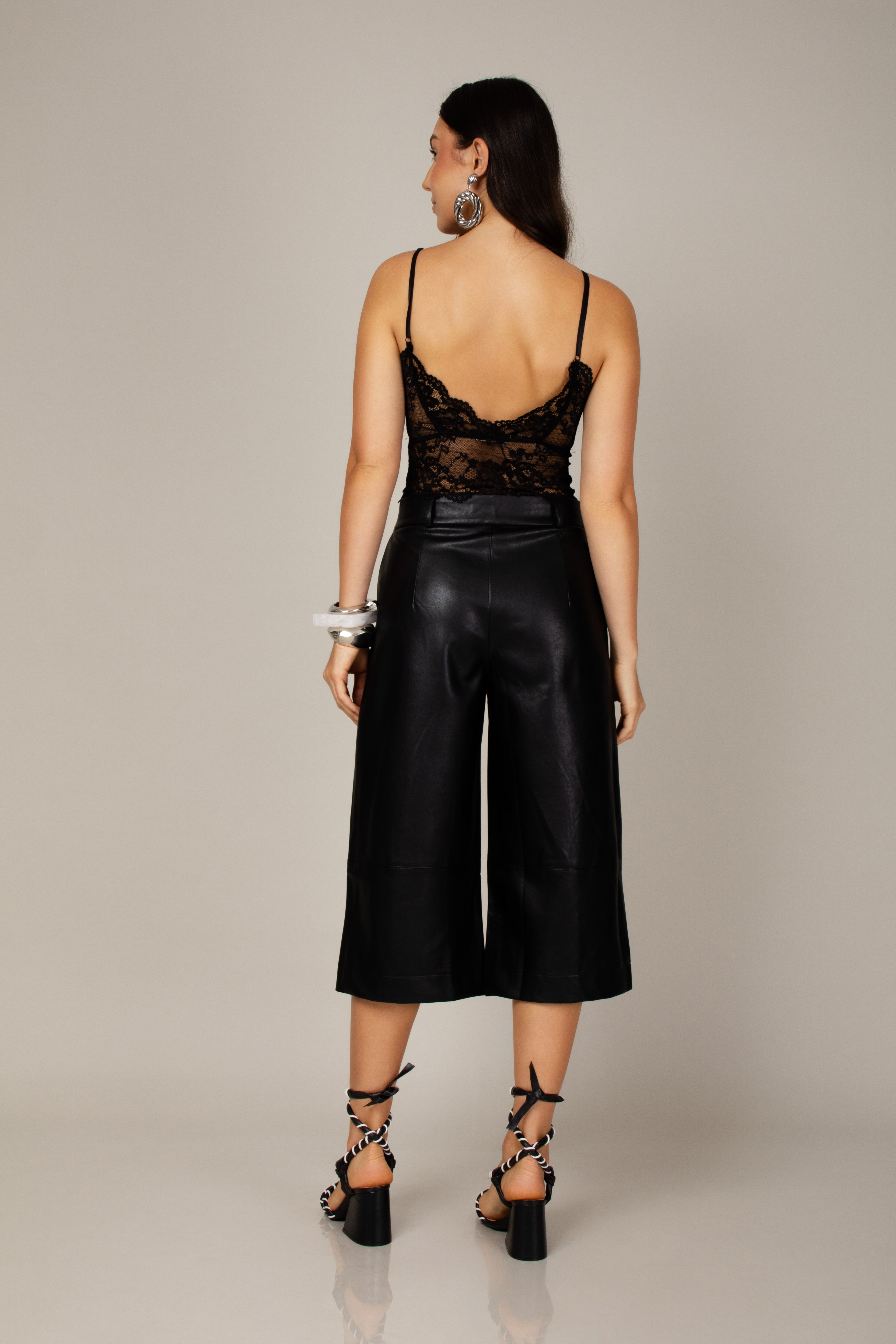 Cropped em renda floral