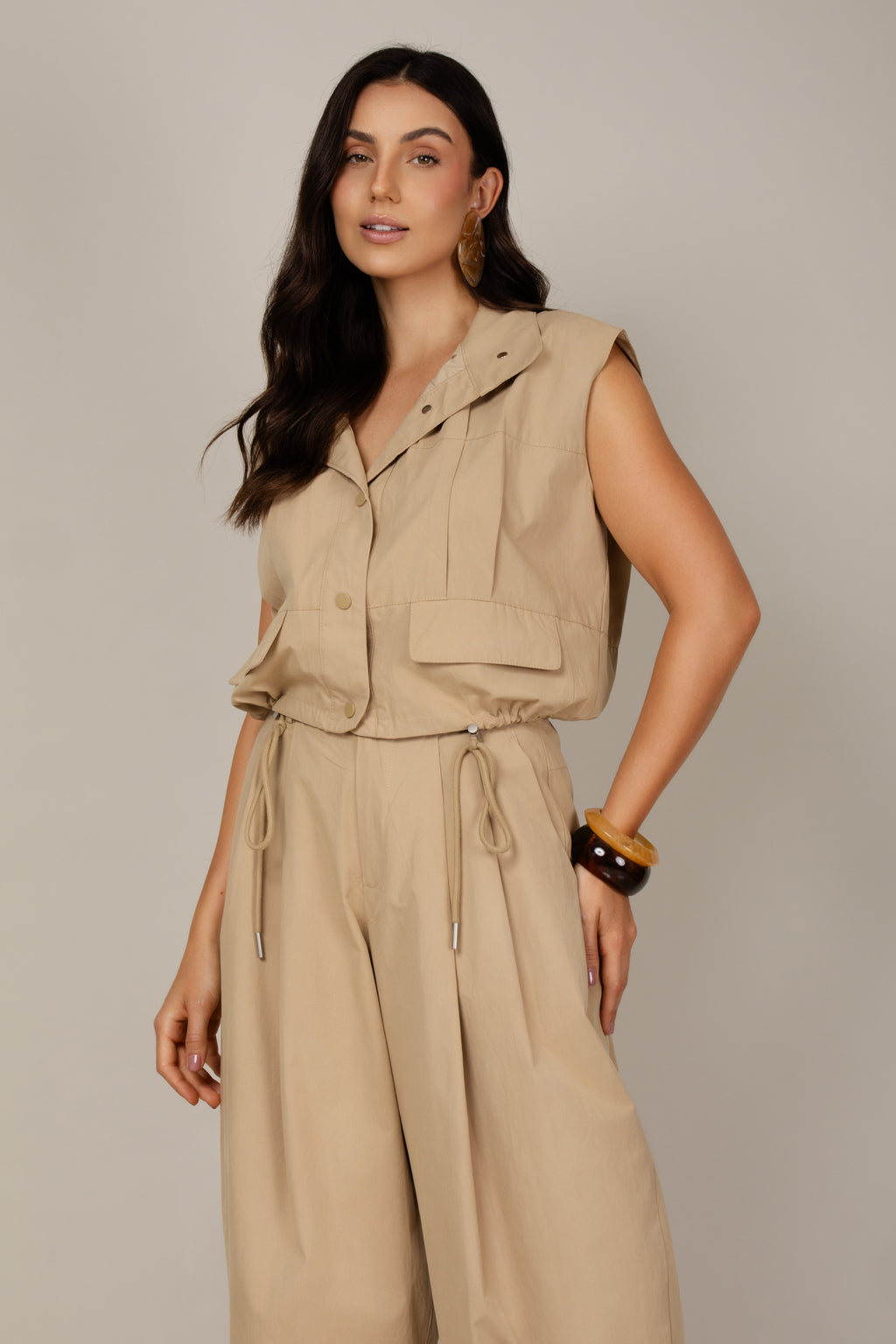 Colete estilo cargo em sarja