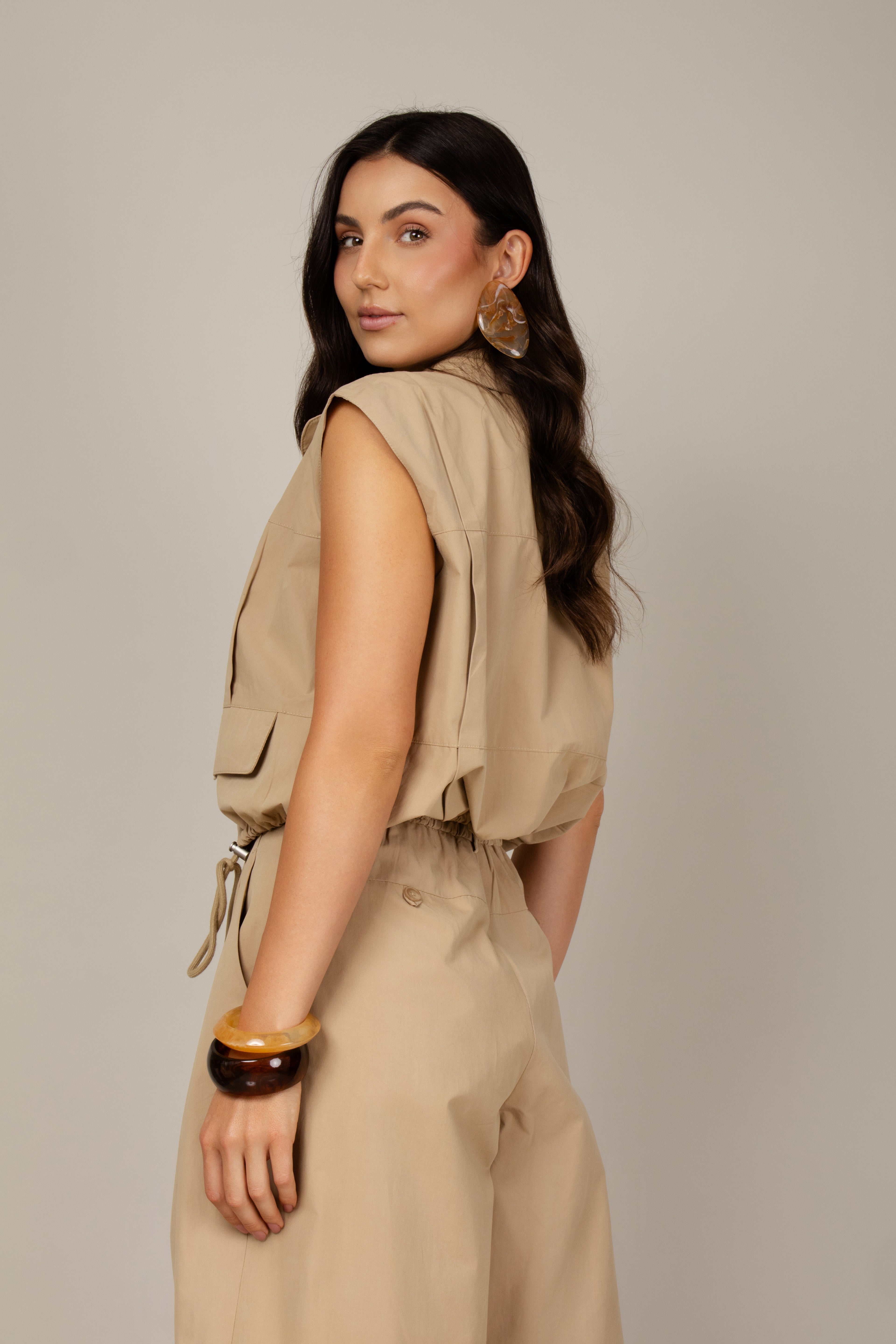 Colete estilo cargo em sarja