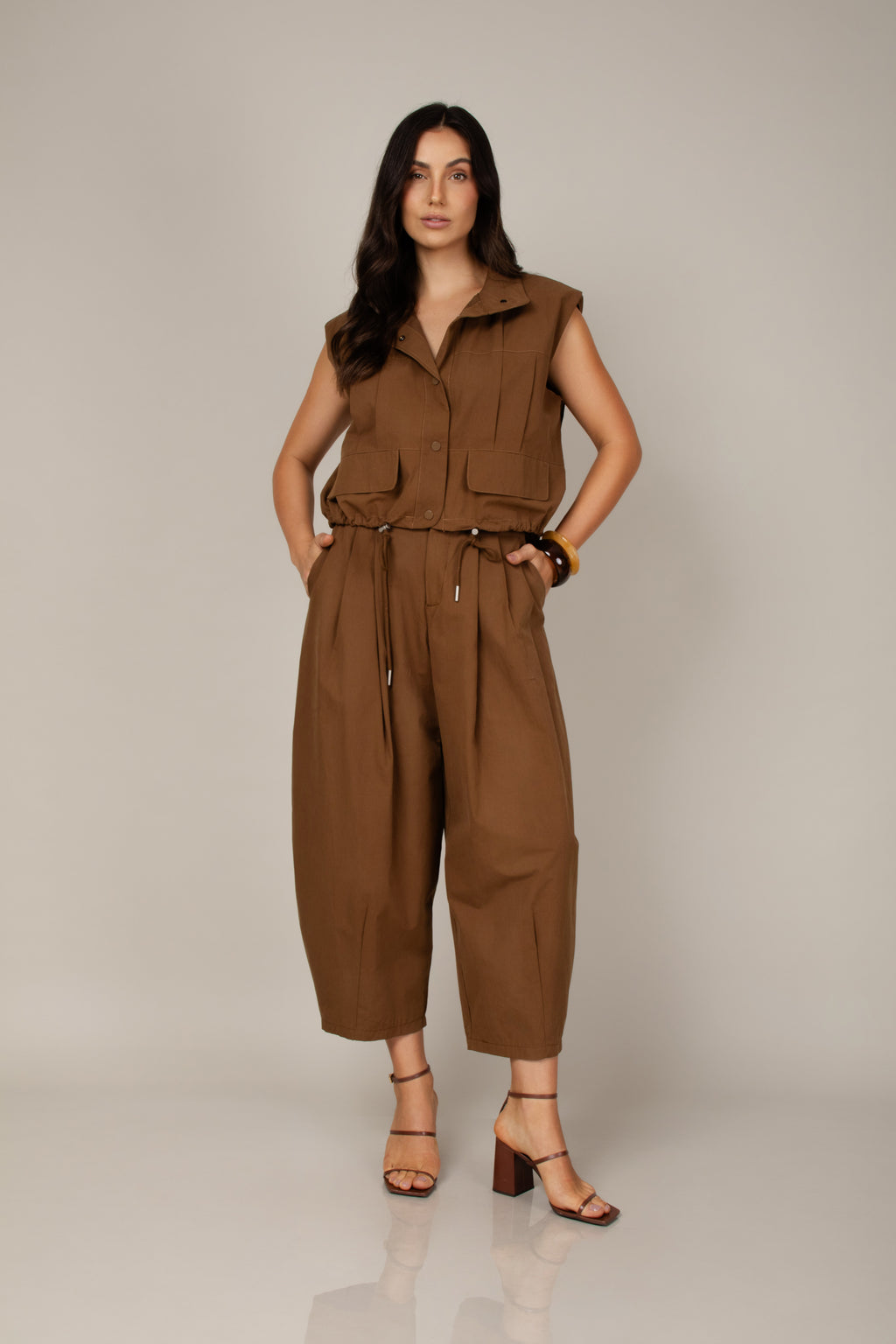 Calça barrel em sarja